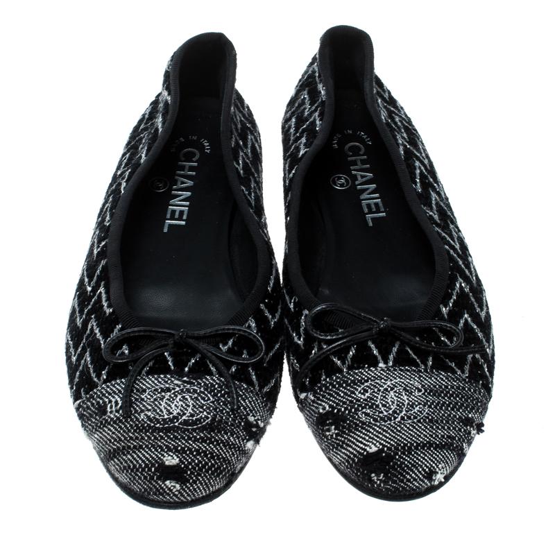 Minimalistic yet fashionable, these ballet flats from Chanel are perfect for channeling an air of elegance. These monochrome flats are crafted from tweed and feature cap toes with the signature CC logo stitch detailing. They also flaunt bows at the