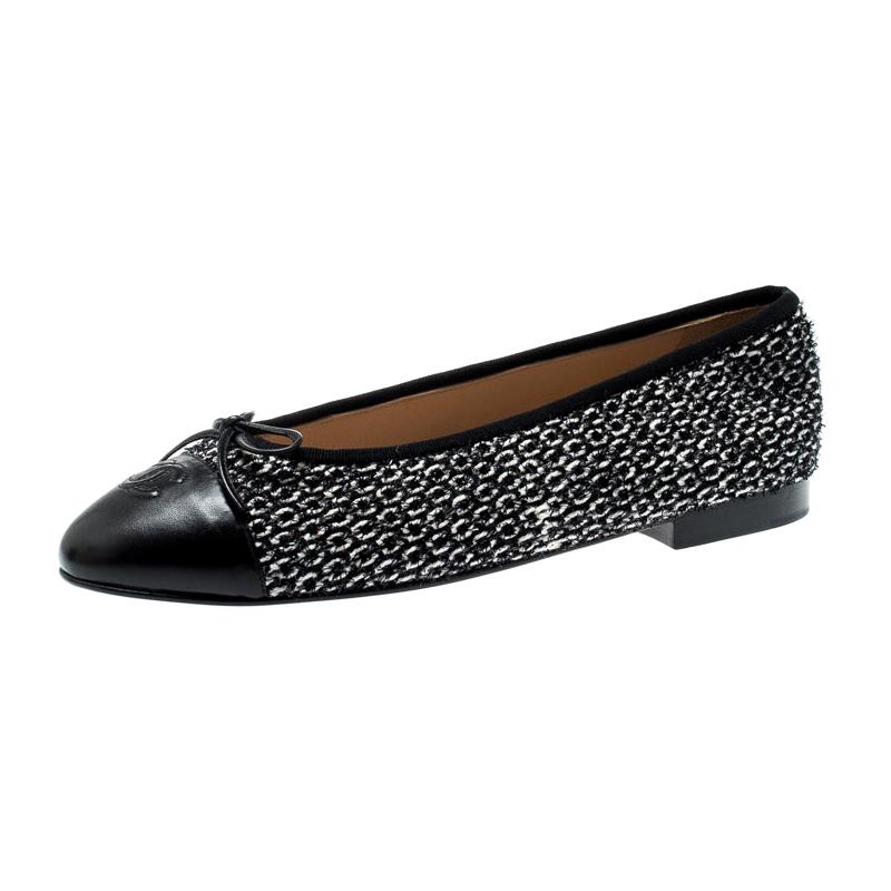 Chanel Monochrome Tweed Fabric And Leather CC Cap Toe Bow Ballet Flats Size  40 For Sale at 1stDibs