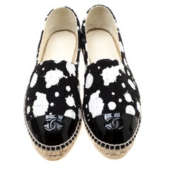 Chanel Monochrome Tweed Fabric And Patent Leather CC Cap Toe Espadrilles Size 39