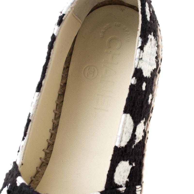 Chanel Monochrome Tweed Fabric And Patent Leather CC Cap Toe Espadrilles Size 39 1