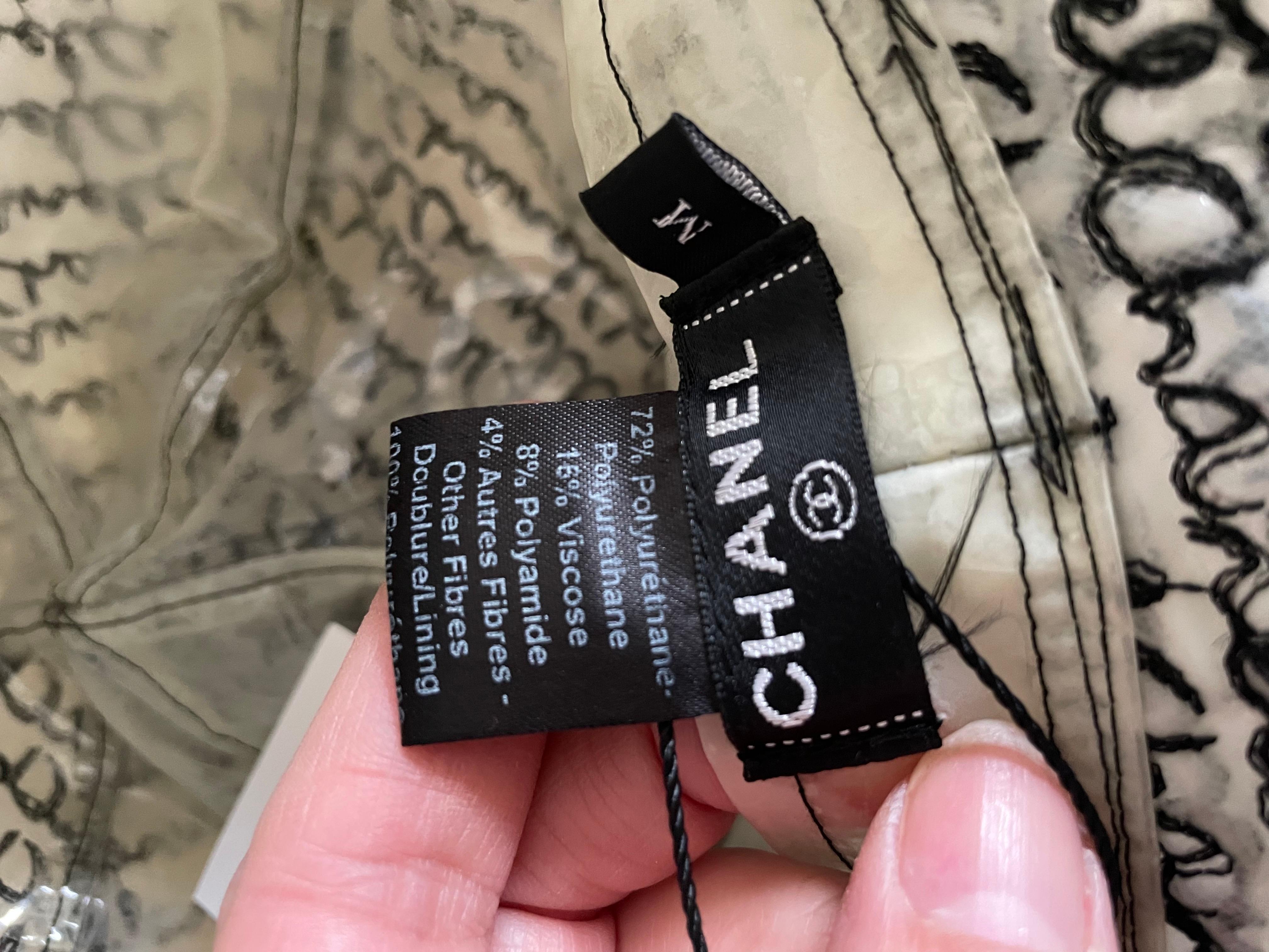 Nero Cappello a secchiello da pioggia con logo Monogram di Chanel in vendita