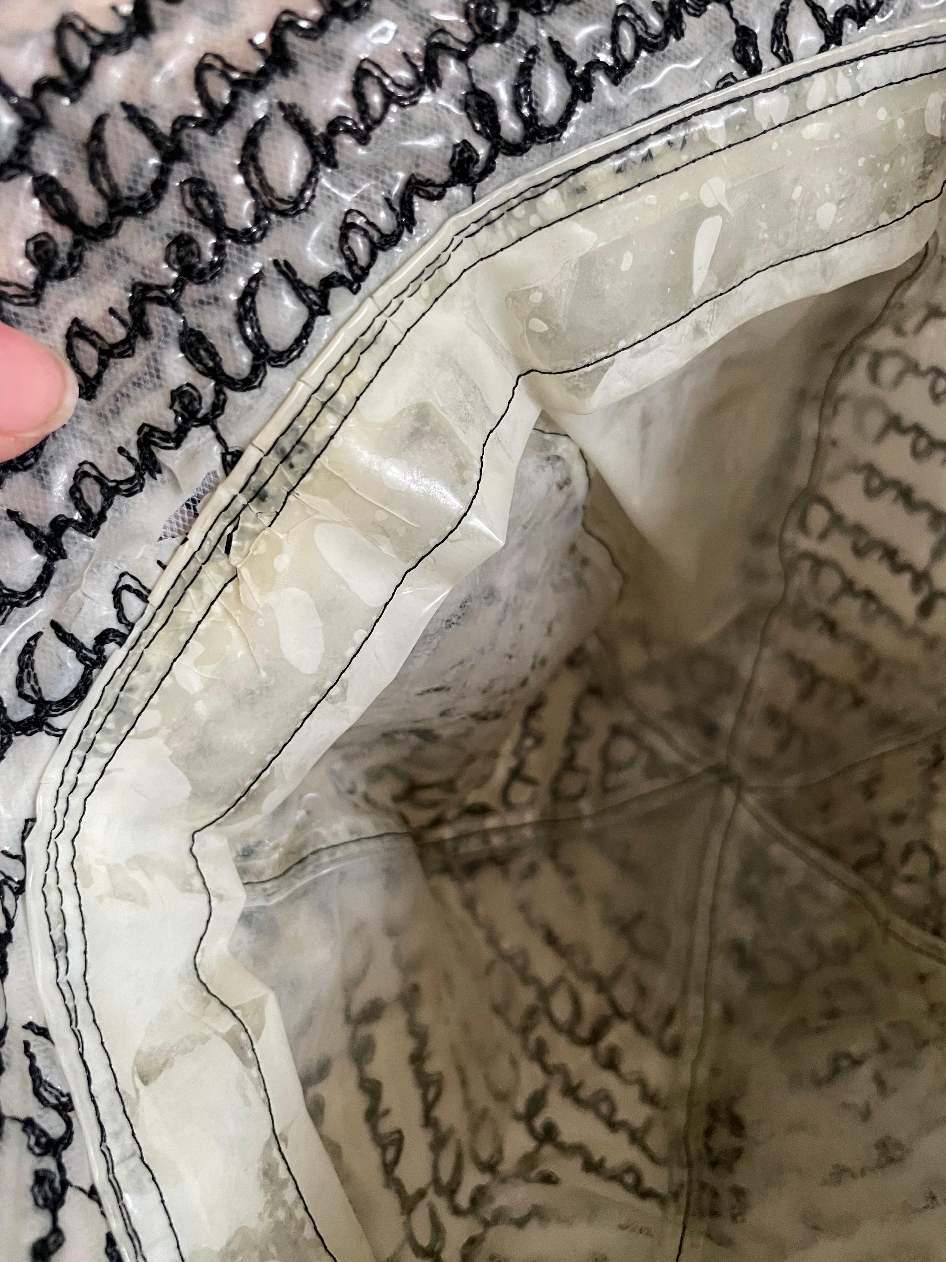 Cappello a secchiello da pioggia con logo Monogram di Chanel In condizioni buone in vendita a CACHAN, FR