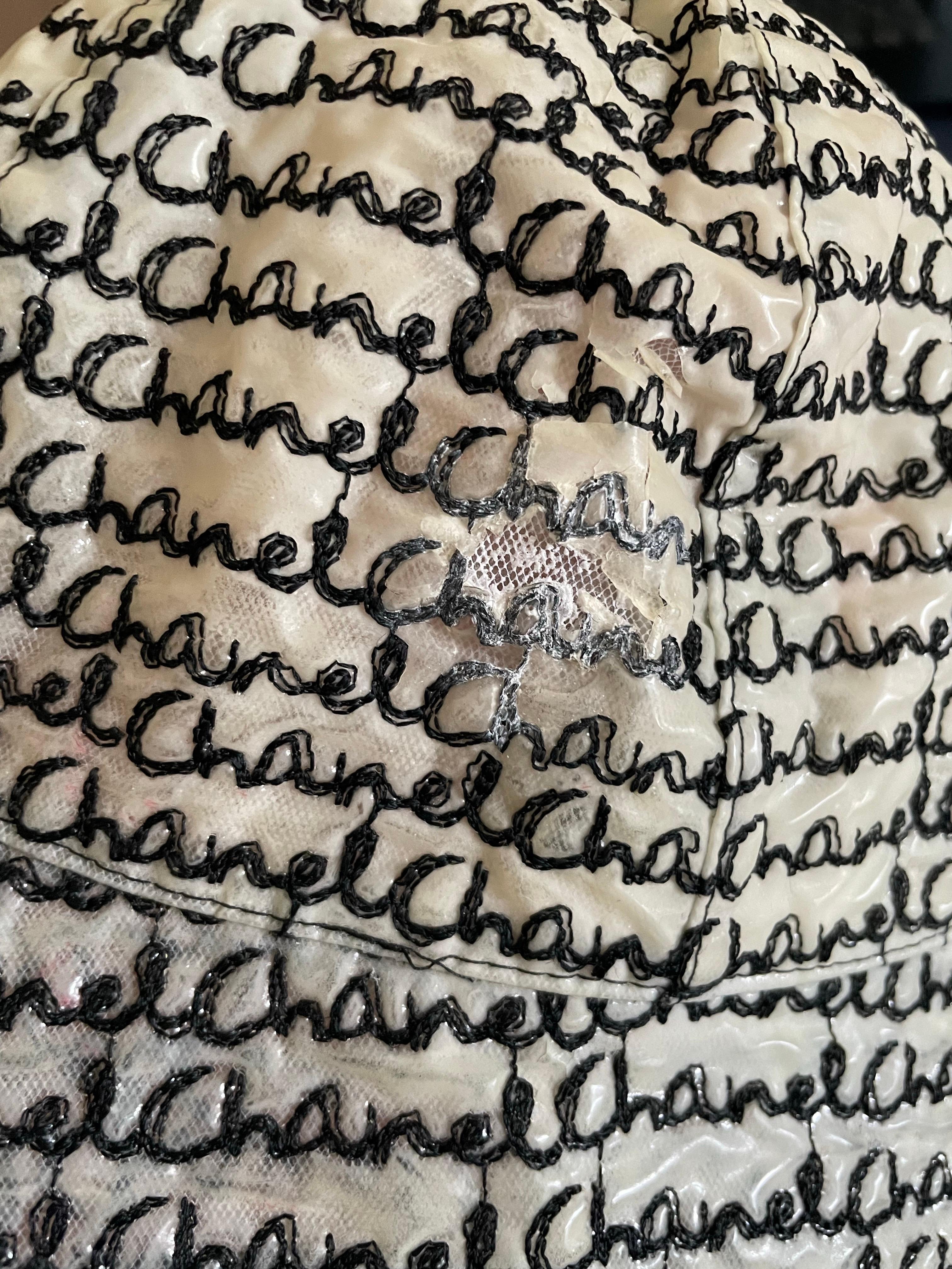 Donna Cappello a secchiello da pioggia con logo Monogram di Chanel in vendita