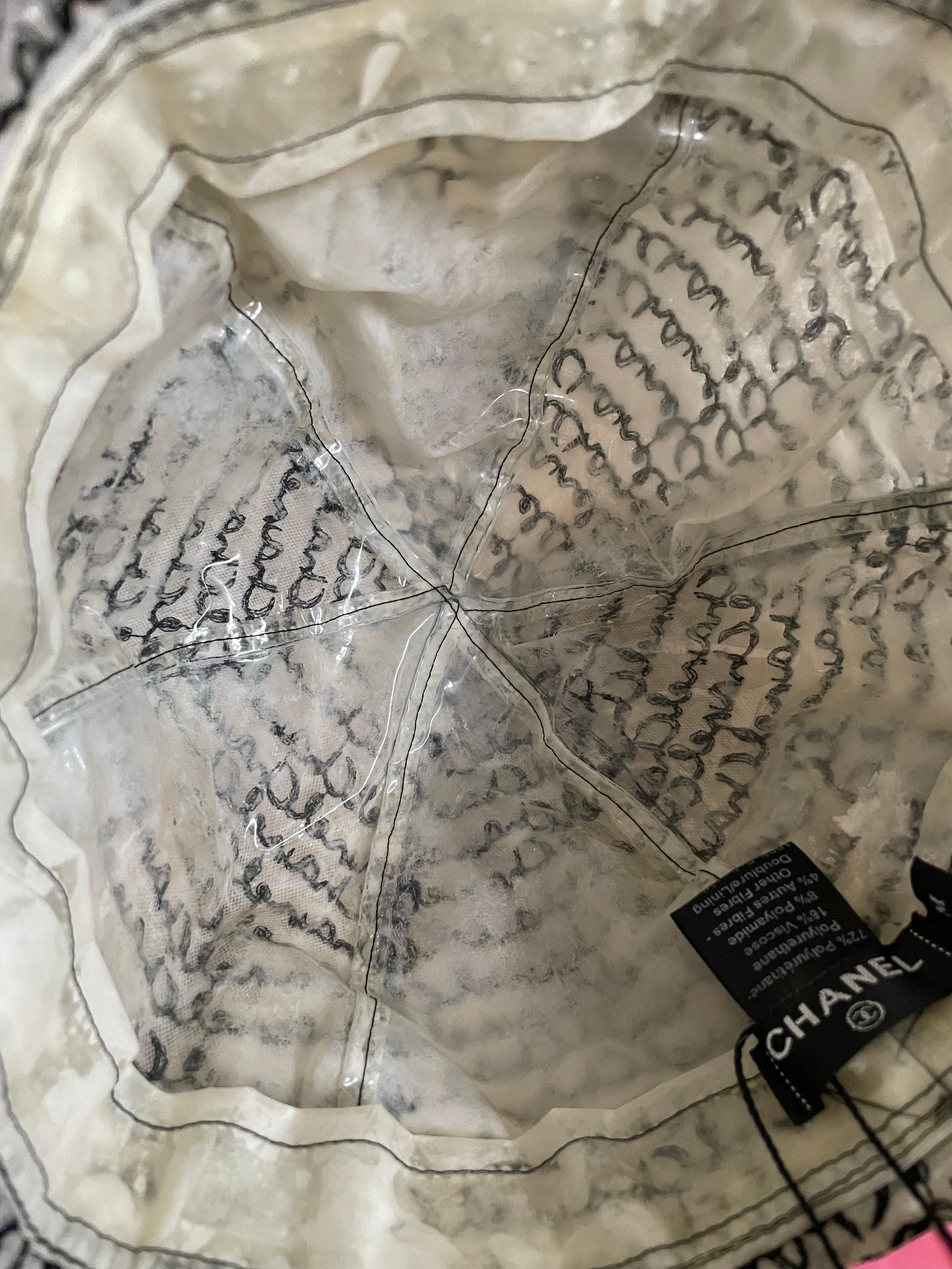 Cappello a secchiello da pioggia con logo Monogram di Chanel in vendita 1