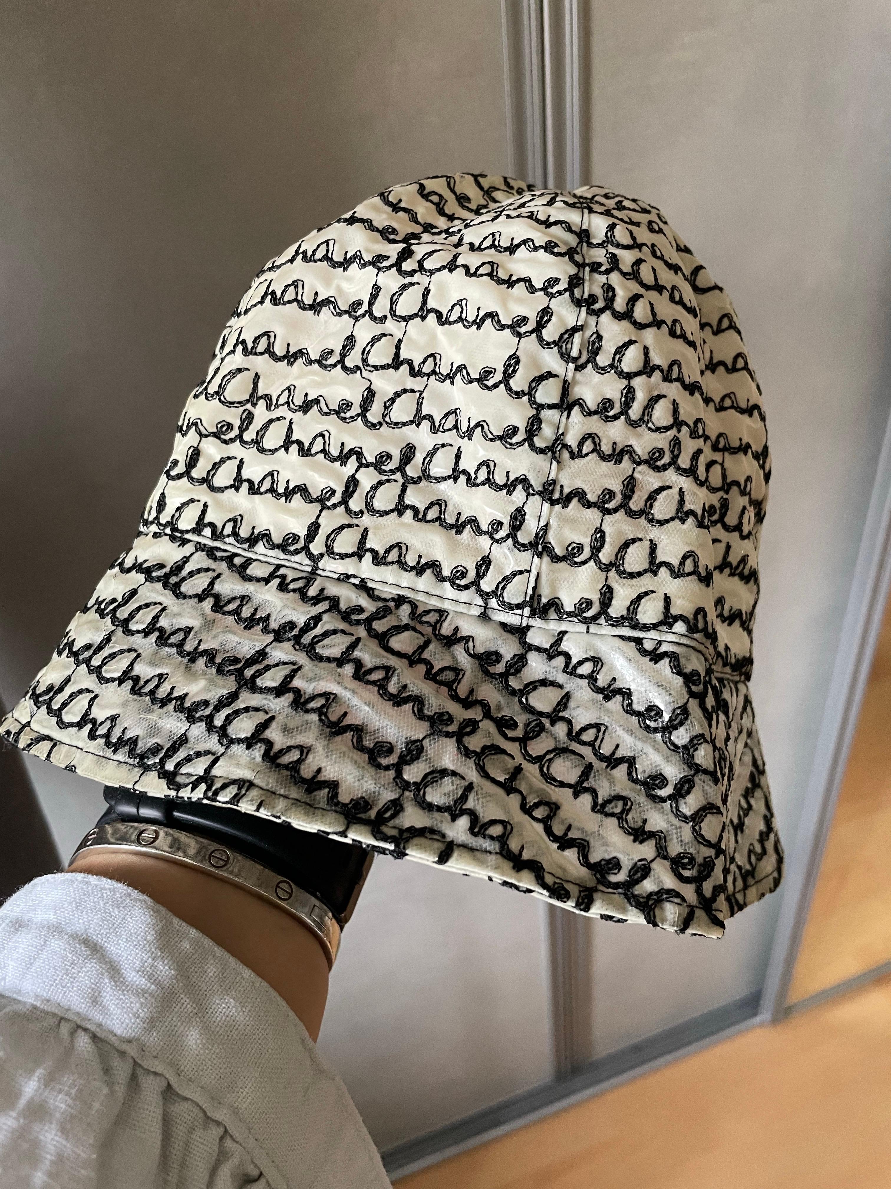 Cappello a secchiello da pioggia con logo Monogram di Chanel in vendita 2