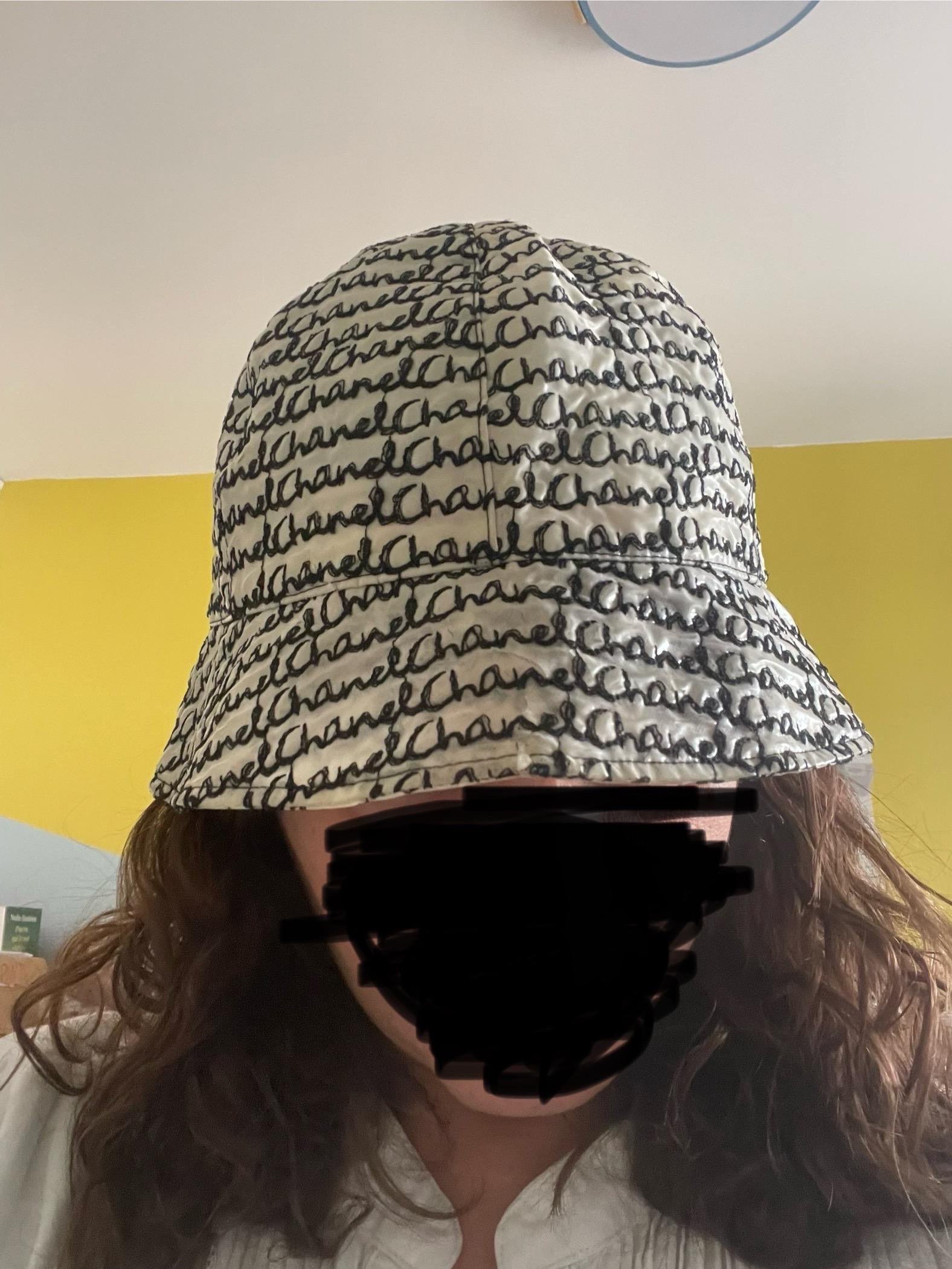 Cappello a secchiello da pioggia con logo Monogram di Chanel in vendita 3
