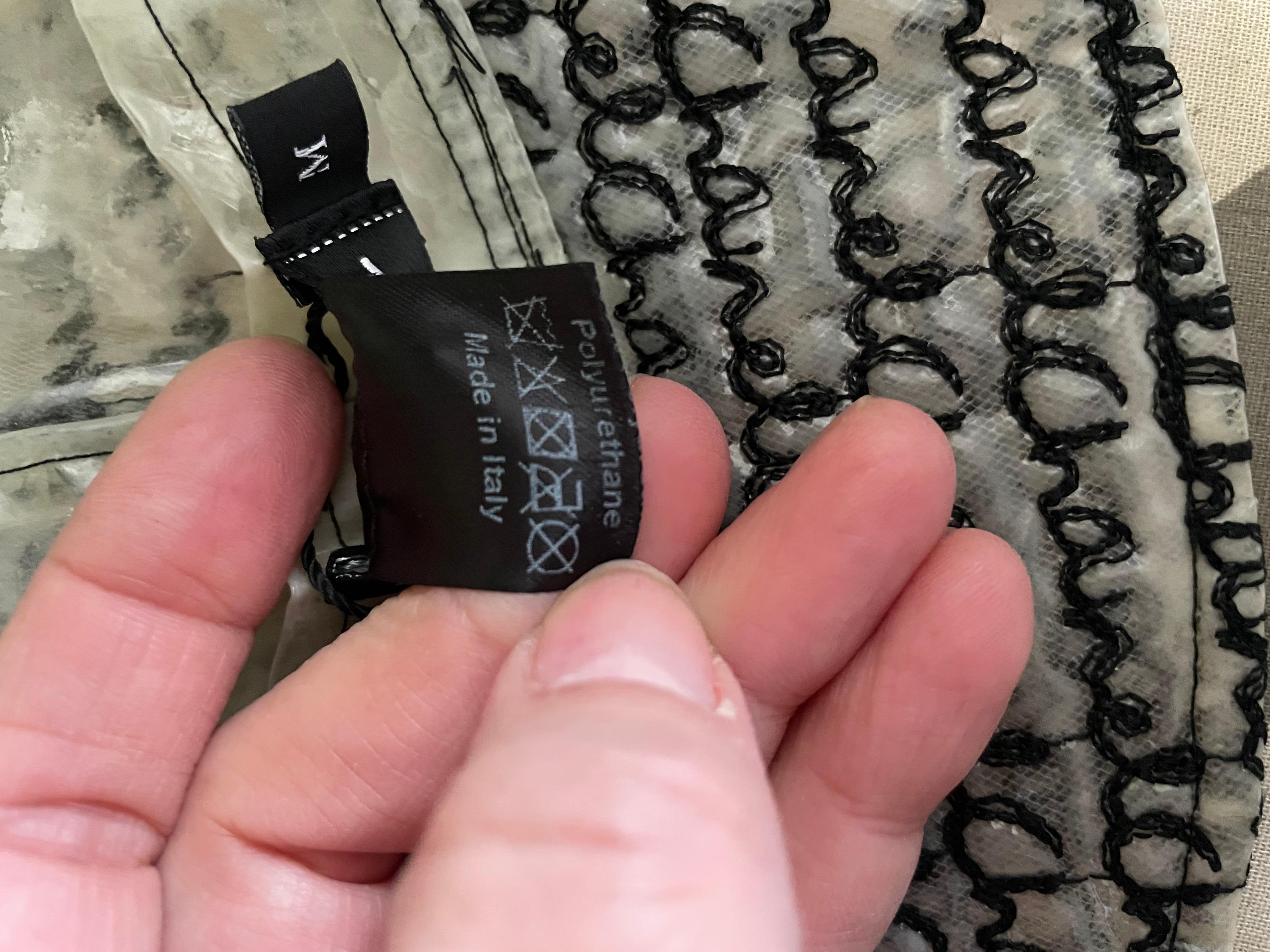 Cappello a secchiello da pioggia con logo Monogram di Chanel in vendita 4