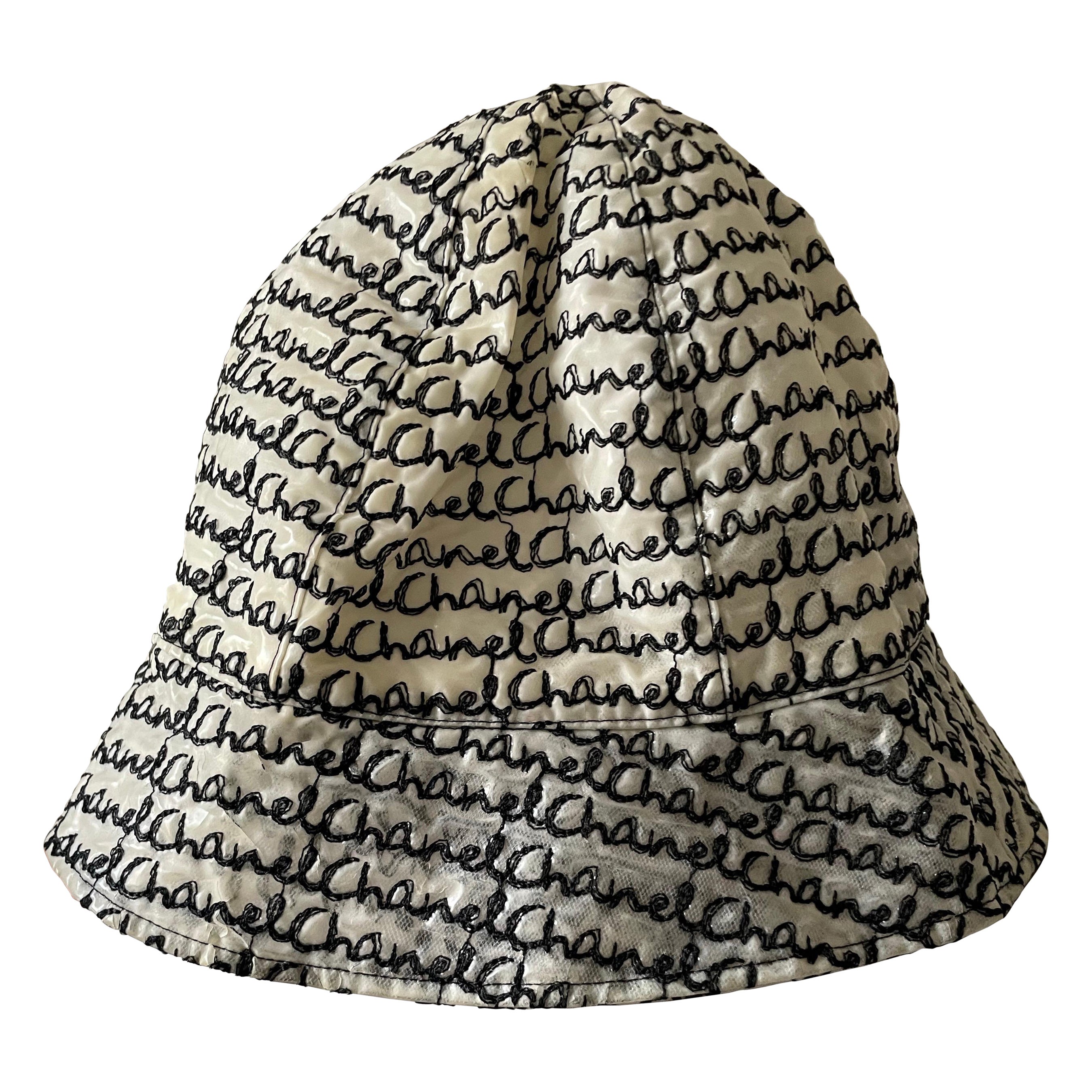 Cappello a secchiello da pioggia con logo Monogram di Chanel