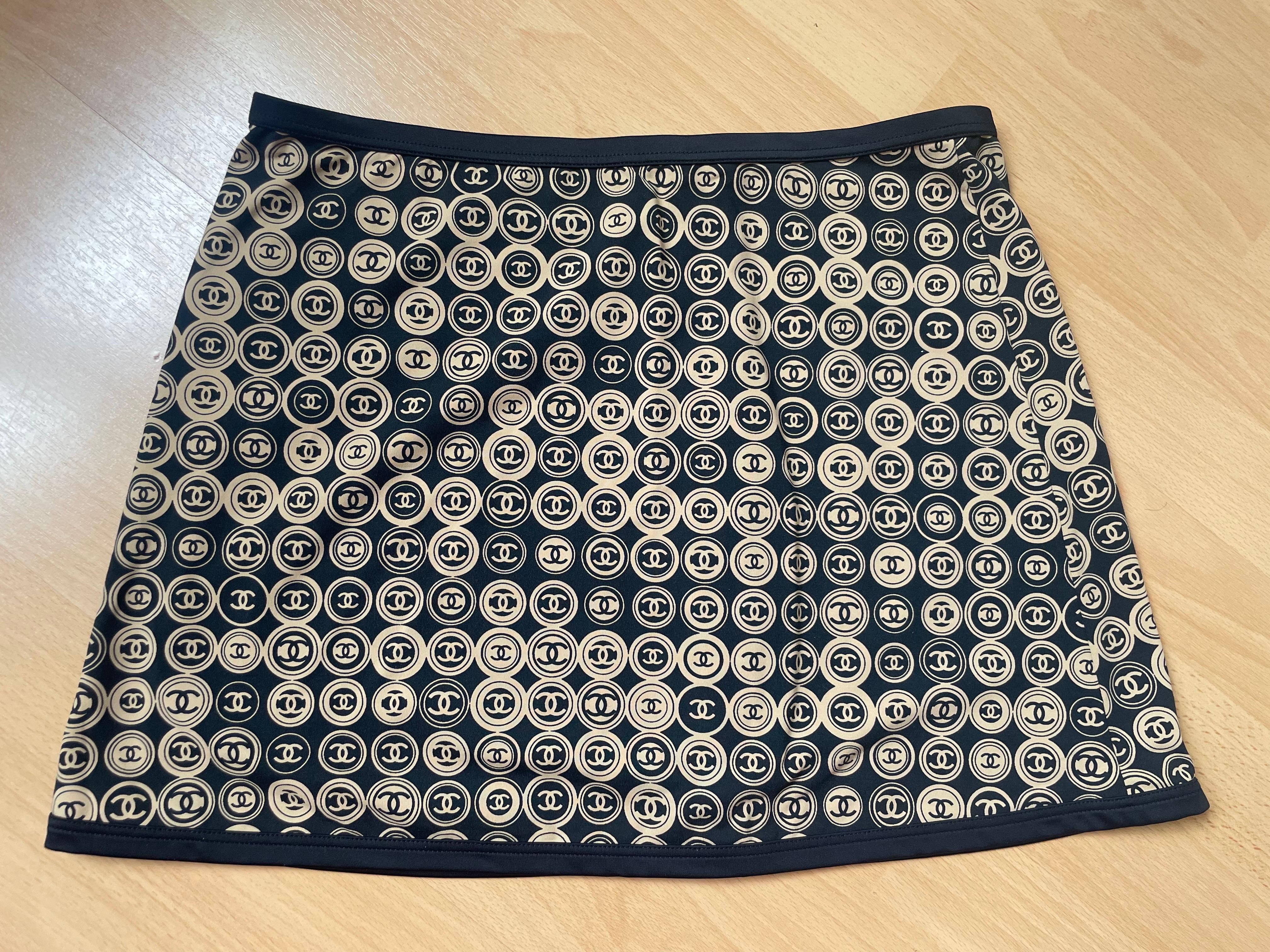Muy bonita falda corta Chanel con logotipo monograma estampado CC. Modelo raro y codiciado. Talla 40. Cremallera en la parte delantera. Excelente estado. Como nueva.