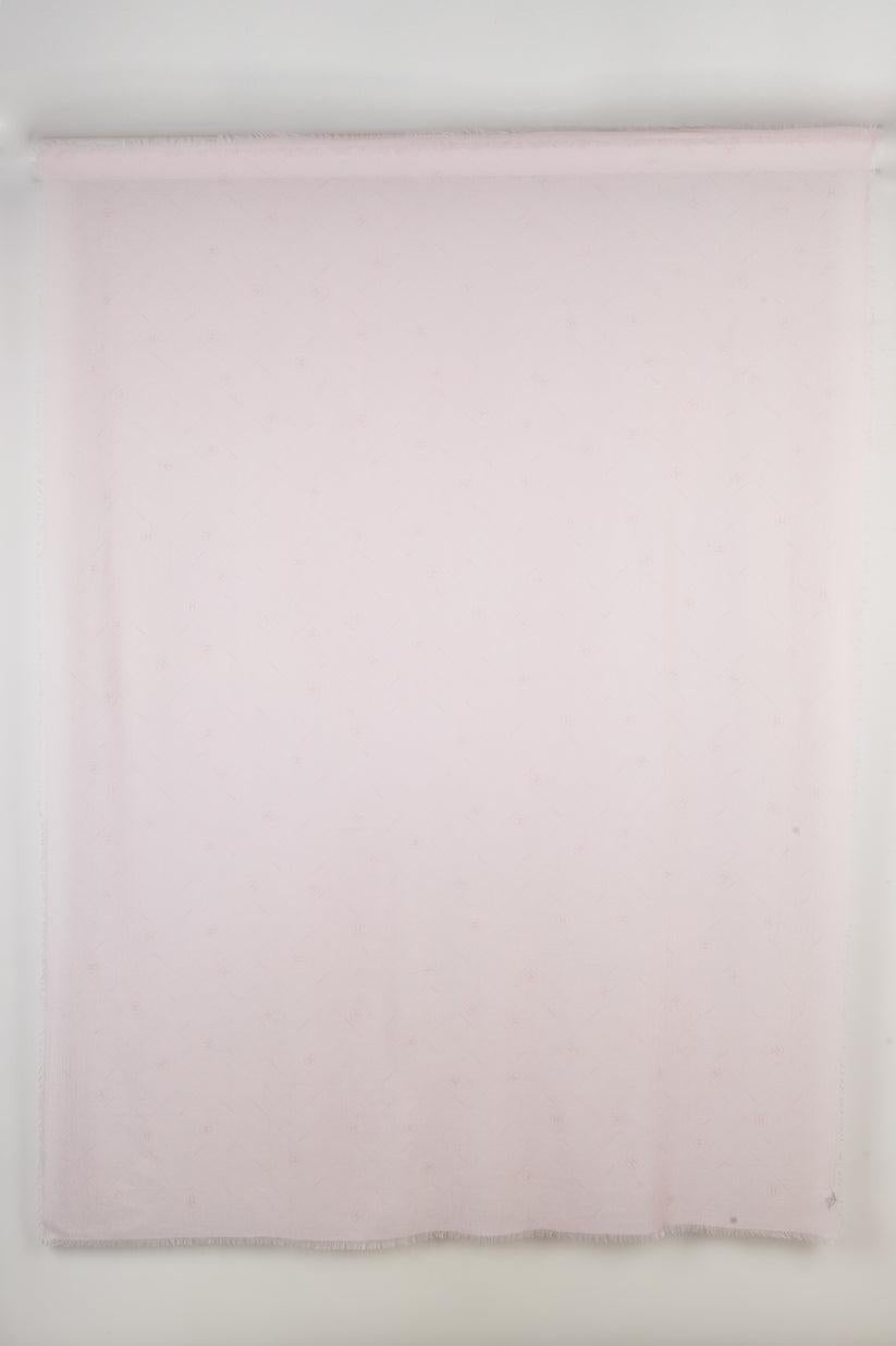 Chanel Monogrammierter rosa Kaschmir- Stola mit Monogramm im Zustand „Hervorragend“ im Angebot in SAINT-OUEN-SUR-SEINE, FR