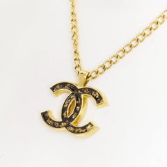CHANEL Monte Carlo – Halskette mit kurzem Kettenanhänger aus Harz mit goldenem Glitzerfolie-CC-Logo