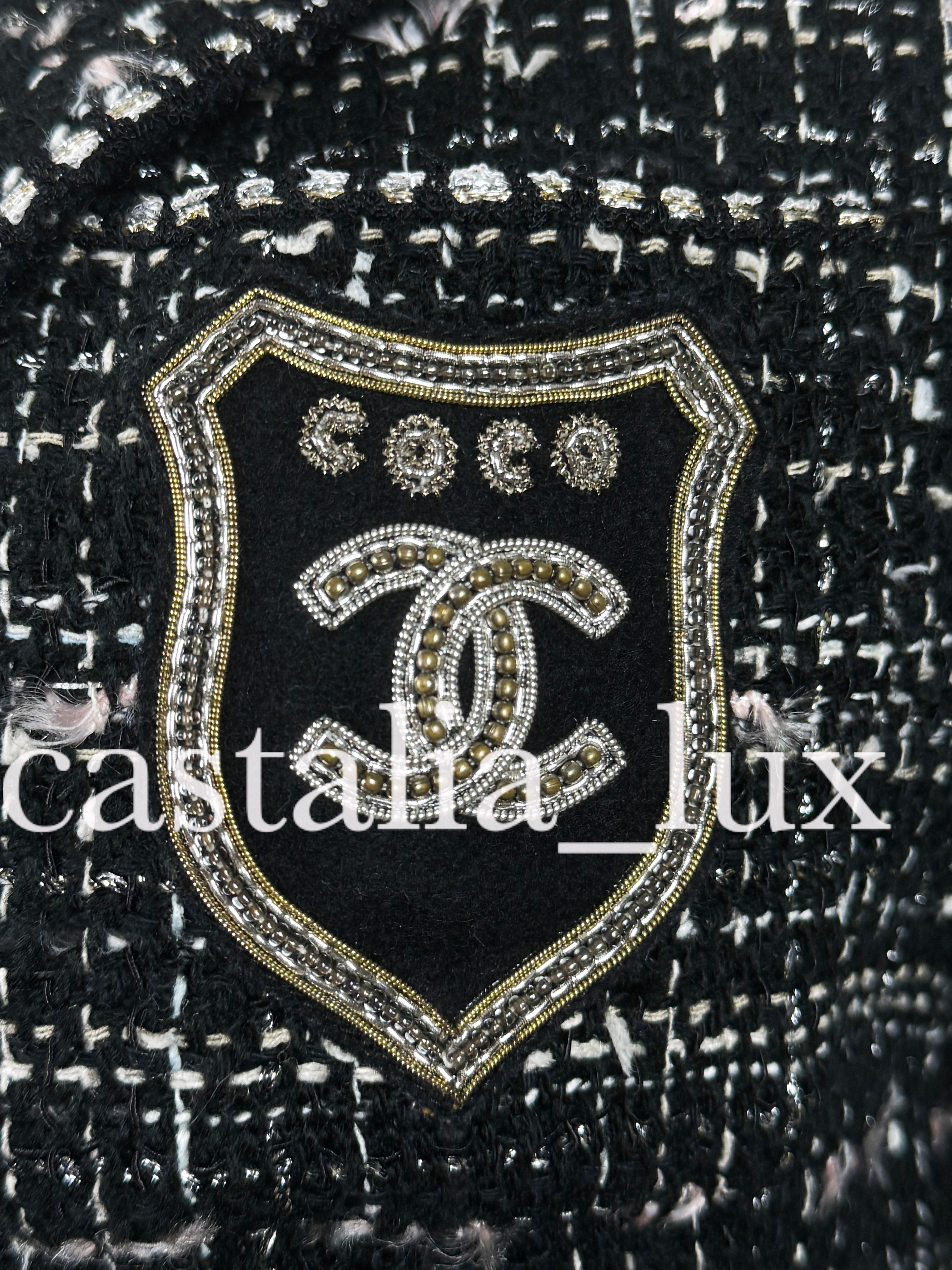 Chanel Most Hunted CC Patch Schwarze Tweed-Jacke mit Patch im Angebot 7