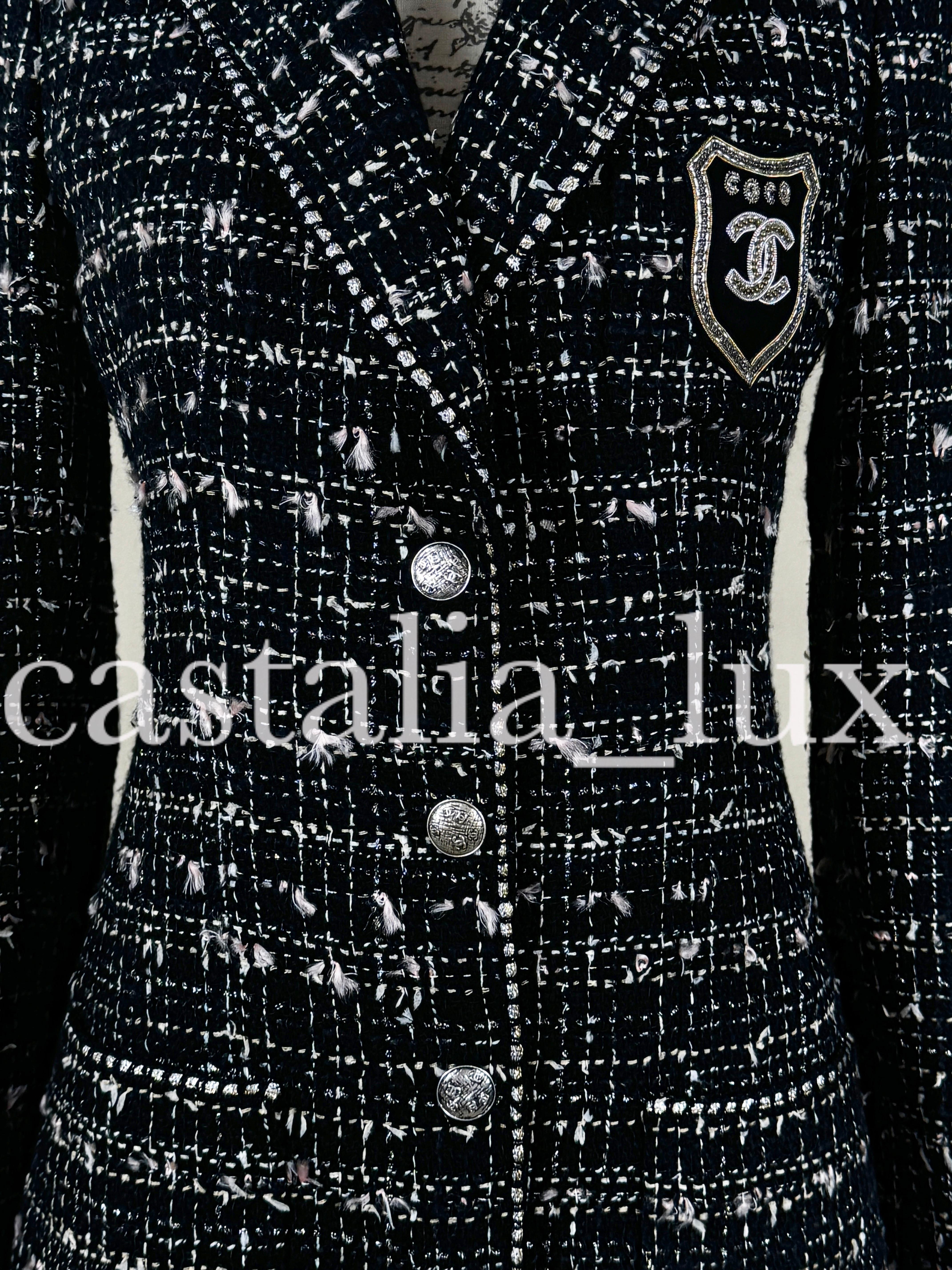 Chanel Most Hunted CC Patch Schwarze Tweed-Jacke mit Patch im Angebot 12
