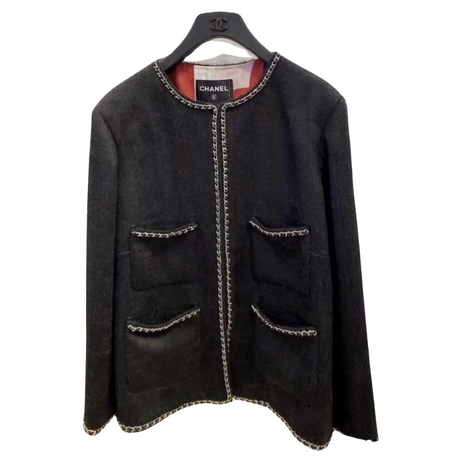 Most coveted, iconic Chanel black Angora jacket with brand's signature chain trim !
As seen on many celebs and in magazines!
- CC logo buttons
- bright silk lining
Size mark 38 FR. Never worn.