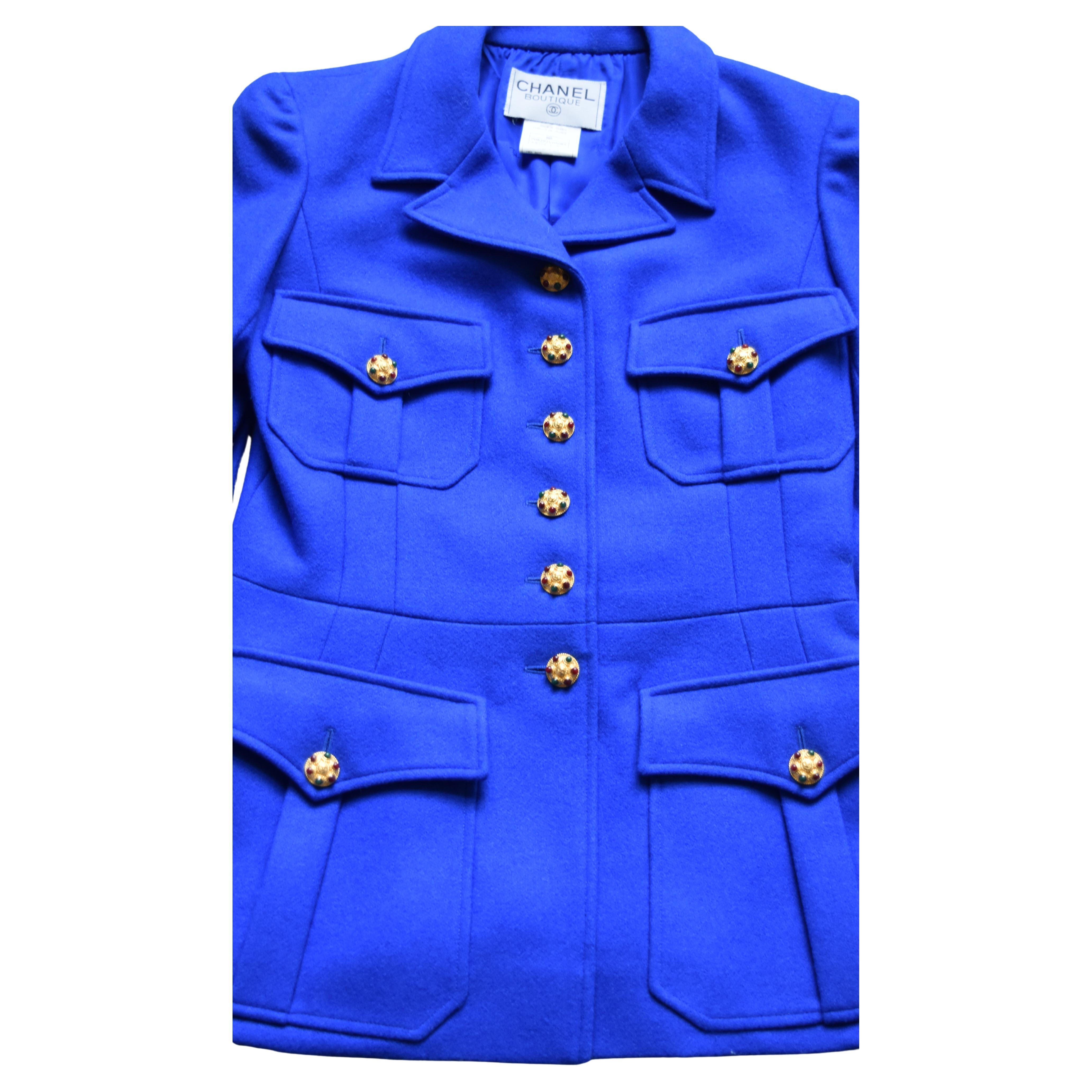 Pasarela Chanel Chaqueta vintage de la colección Otoño 1996 adornada con botones gripoix Chanel con el logotipo CC. Es raro encontrarlo en estas condiciones.
