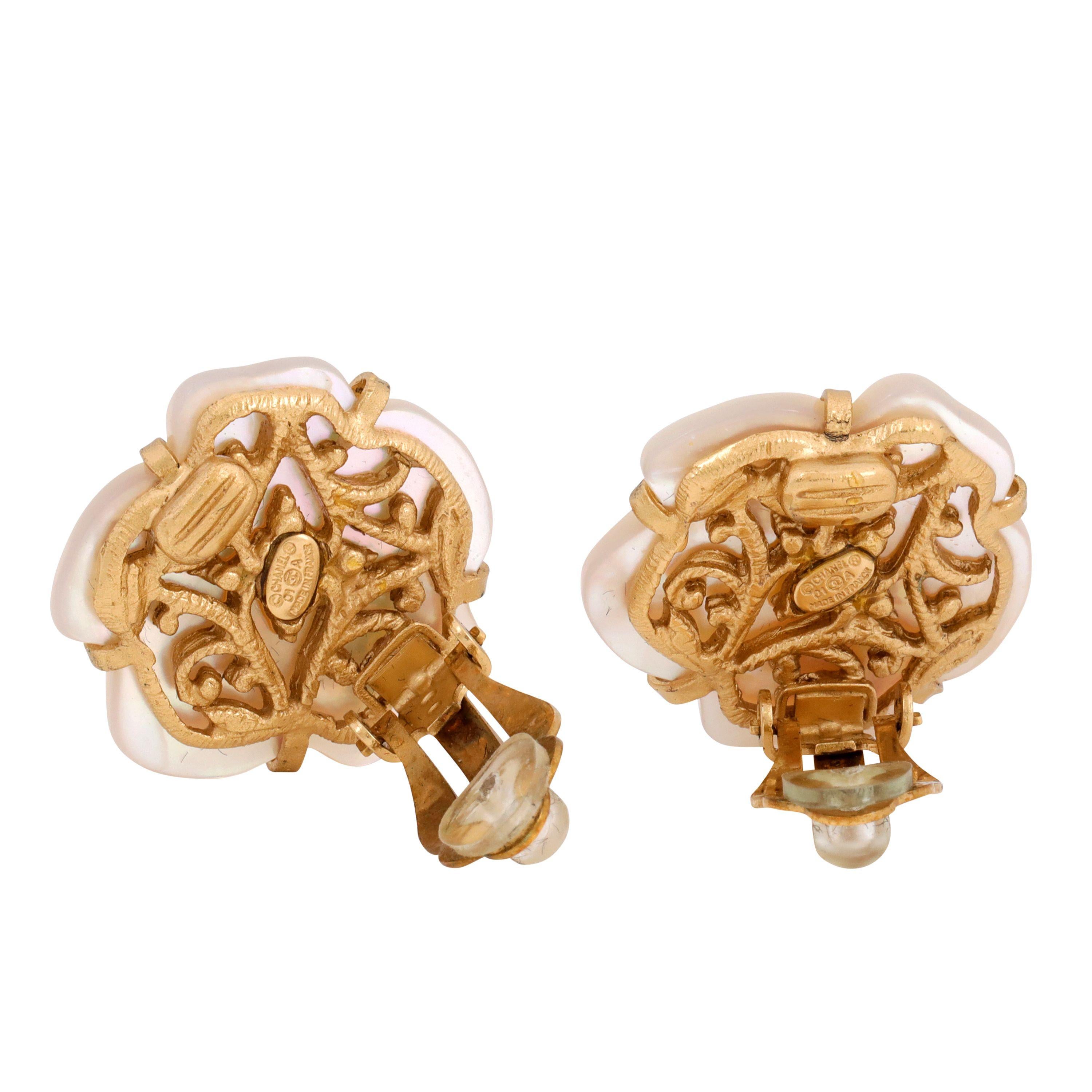 Chanel Perlmutt-Kamelien-Ohrringe feiner Schmuck für Damen oder Herren im Angebot