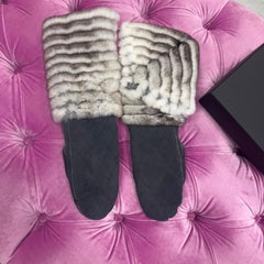 CHANEL – Moufles in pelliccia di cincillà con pelle trapuntata