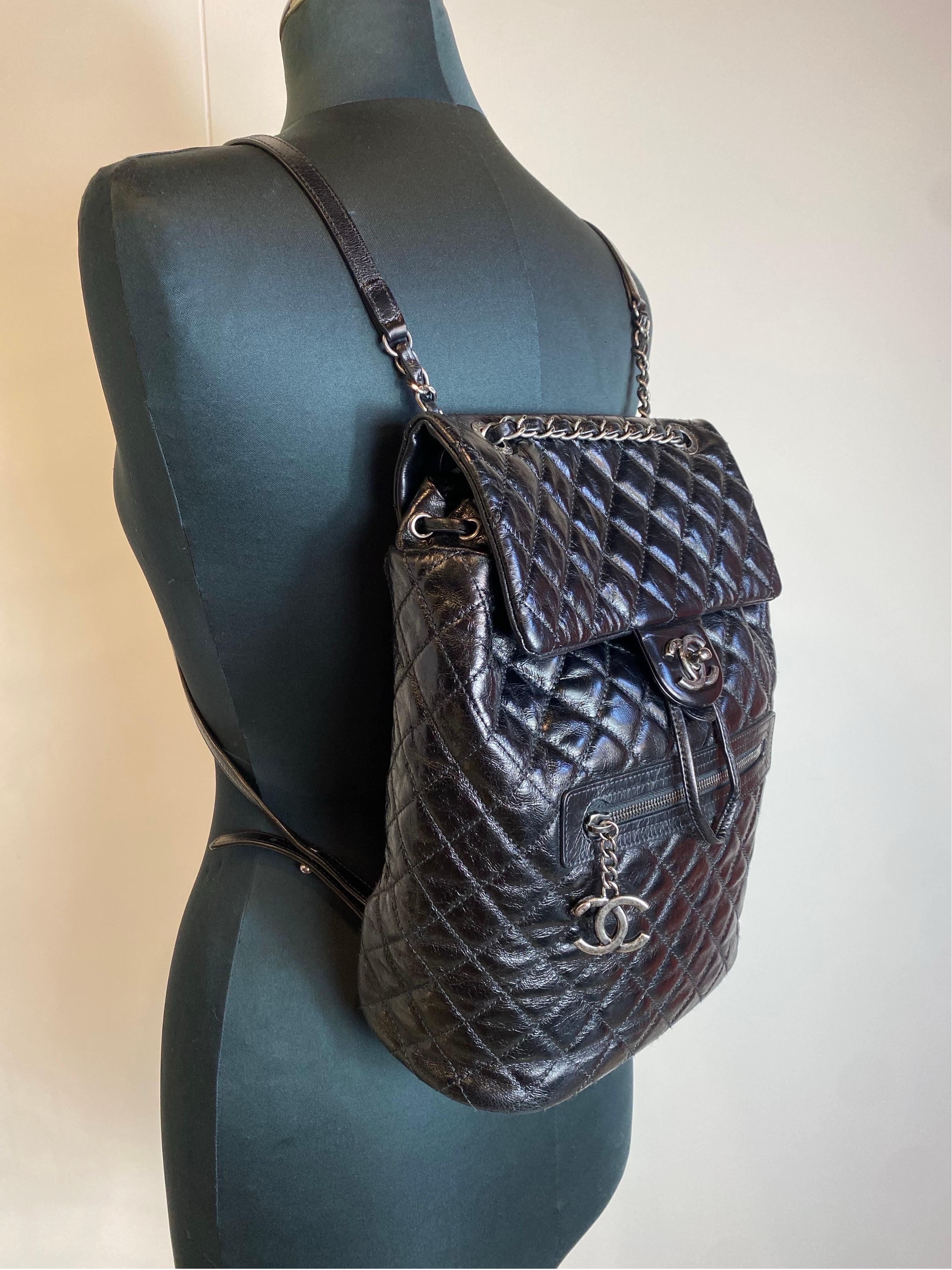 Chanel Mountain backpack.
In black leather and silver hardware (blackened as per photo).
It has two external pockets and one internal one.
Drawstring and clip closure.
The straps are adjustable.
33cm tall
30cm wide
10cm deep
Excellent general