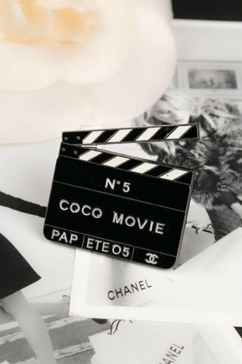 Chanel - (Made in France) Coco Movie brooch Spring - Summer 2005 collection.

Additional information:

Dimensions: 
3.8 cm x 3.8 cm

Condition: Very good condition
Seller Ref number: BRB105
