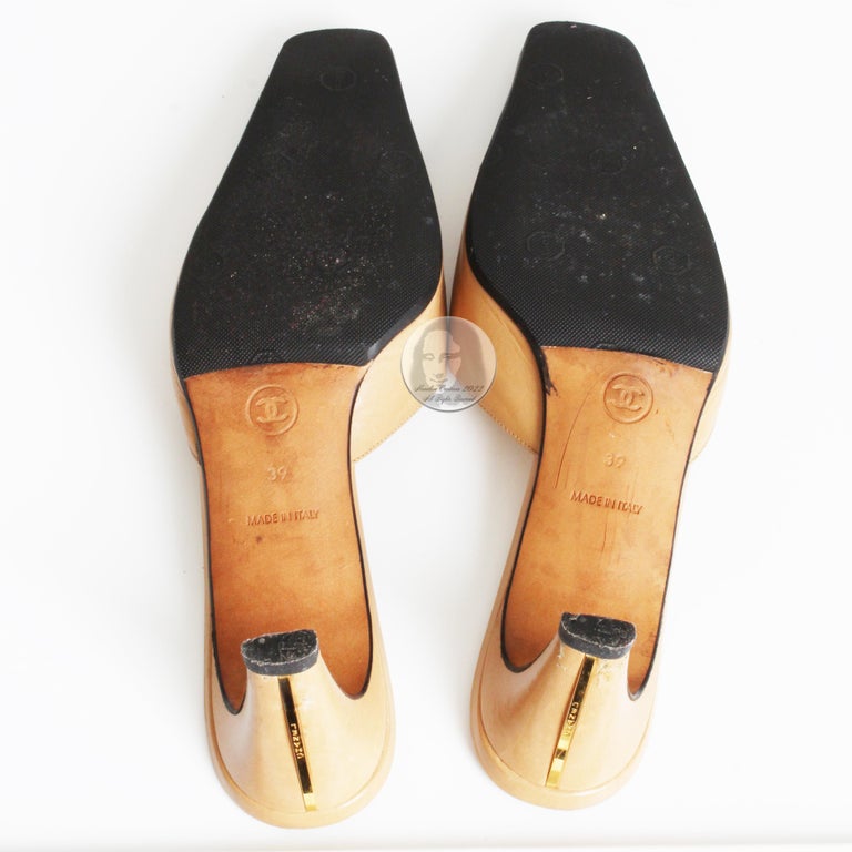 Chanel Mules Kitten Heels Tan Black Leather Toe Cap Gold CC Logo Bar Vintage 39 For Sale 5