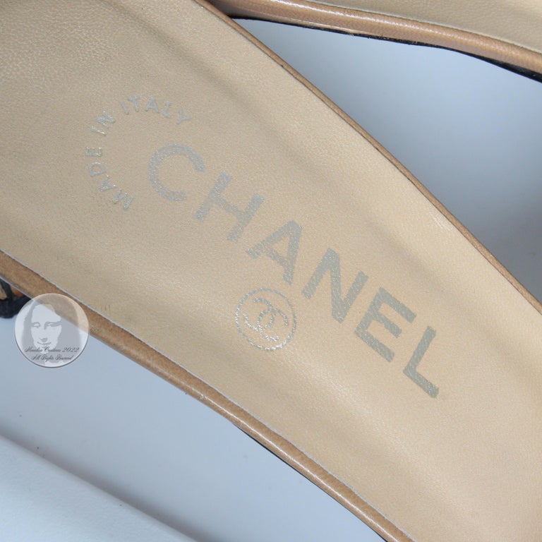 Chanel Mules Kitten Heels Tan Black Leather Toe Cap Gold CC Logo Bar Vintage 39 For Sale 9