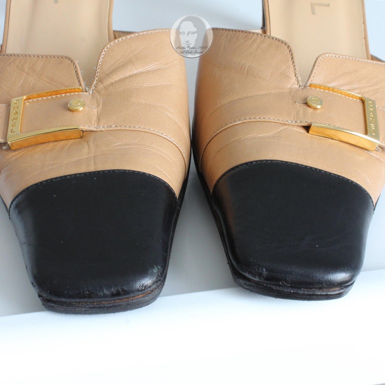 Chanel Mules Kitten Heels Tan Black Leather Toe Cap Gold CC Logo Bar Vintage 39 For Sale 12