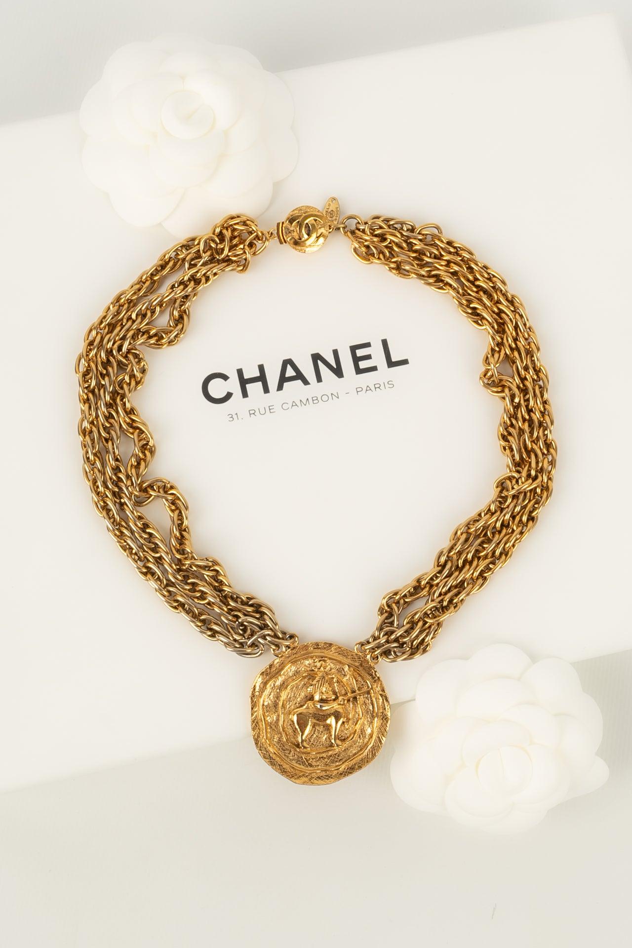 Chanel - (Made in France) Multi-chain necklace in gold metal and engraved medallion. Collection 1984.

Additional information:
Dimensions: Length: 45 cm
Condition: Very good condition
Seller Ref number: CB123