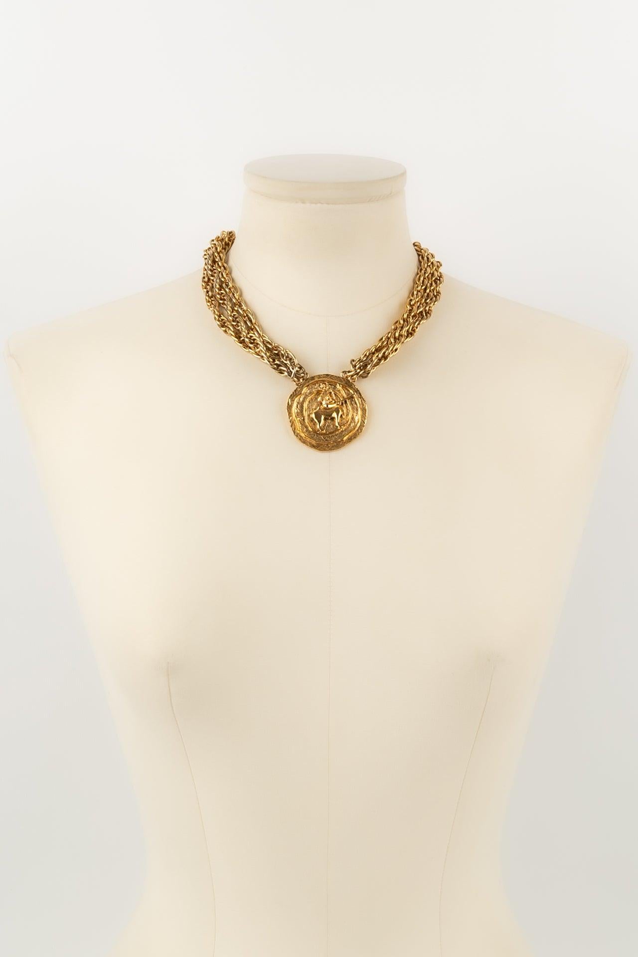 Chanel Multi Chain Necklace in Gold Metal and Engraved Medallion In Excellent Condition For Sale In SAINT-OUEN-SUR-SEINE, FR