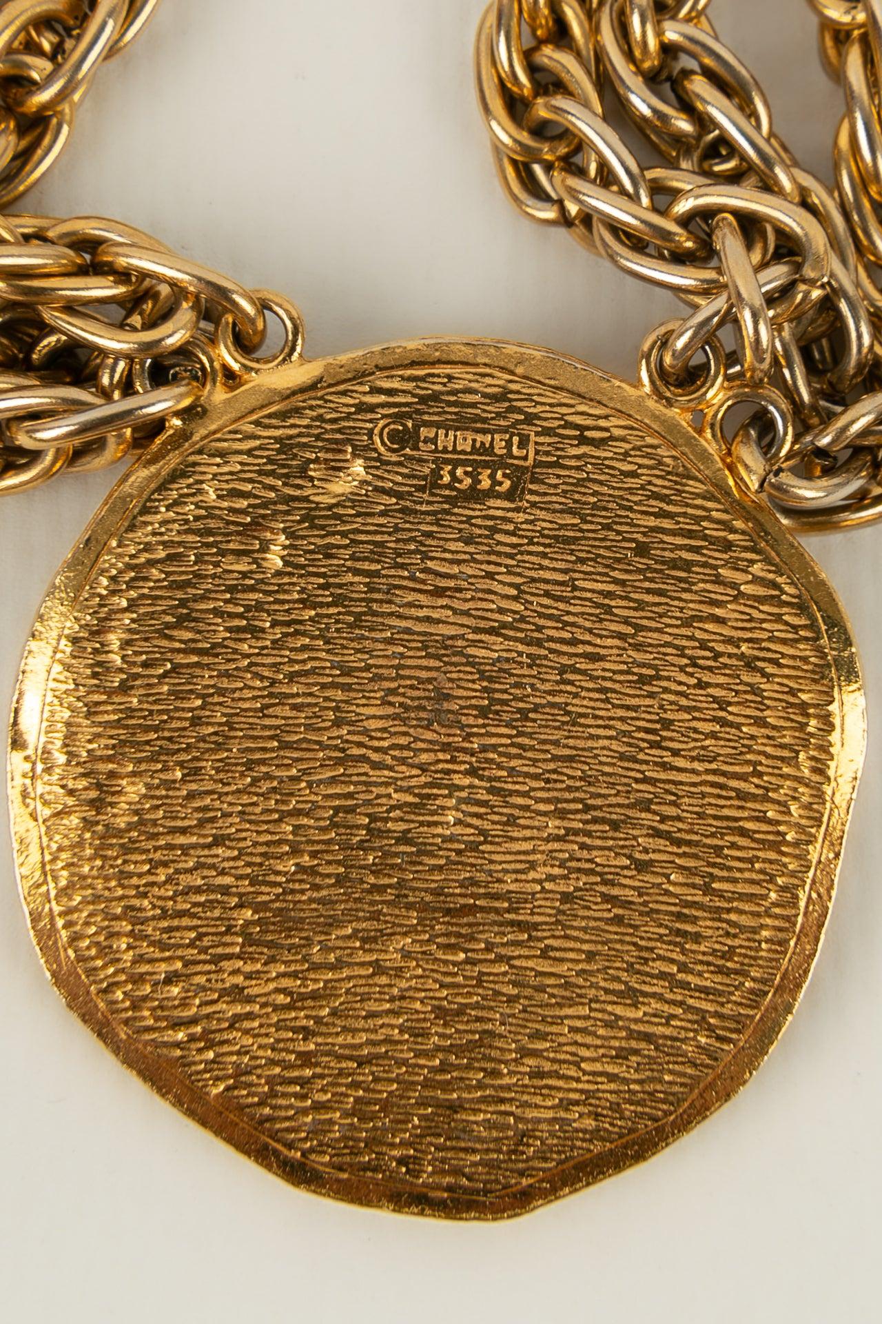 Chanel Multi Chain Necklace in Gold Metal and Engraved Medallion For Sale 2