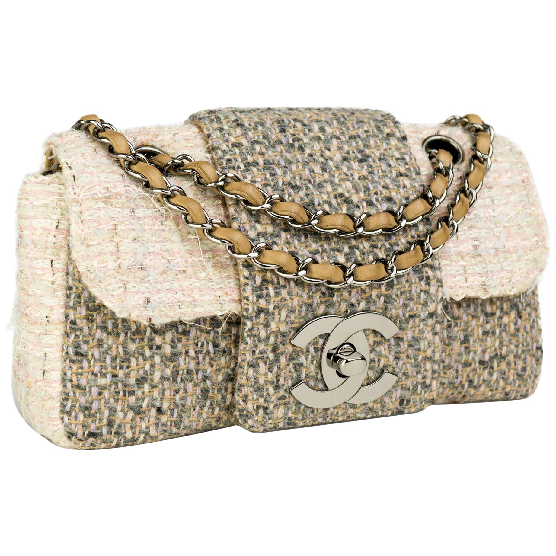 Chanel small cream and grey and multi color tweed with large CC logo and interlocking clasp

2004 {VINTAGE 20 Years}
Antique silver hardware
Interwoven chain
Interior center pocket
Interior brown lambskin lining on flap
Interior brown nylon graffiti
