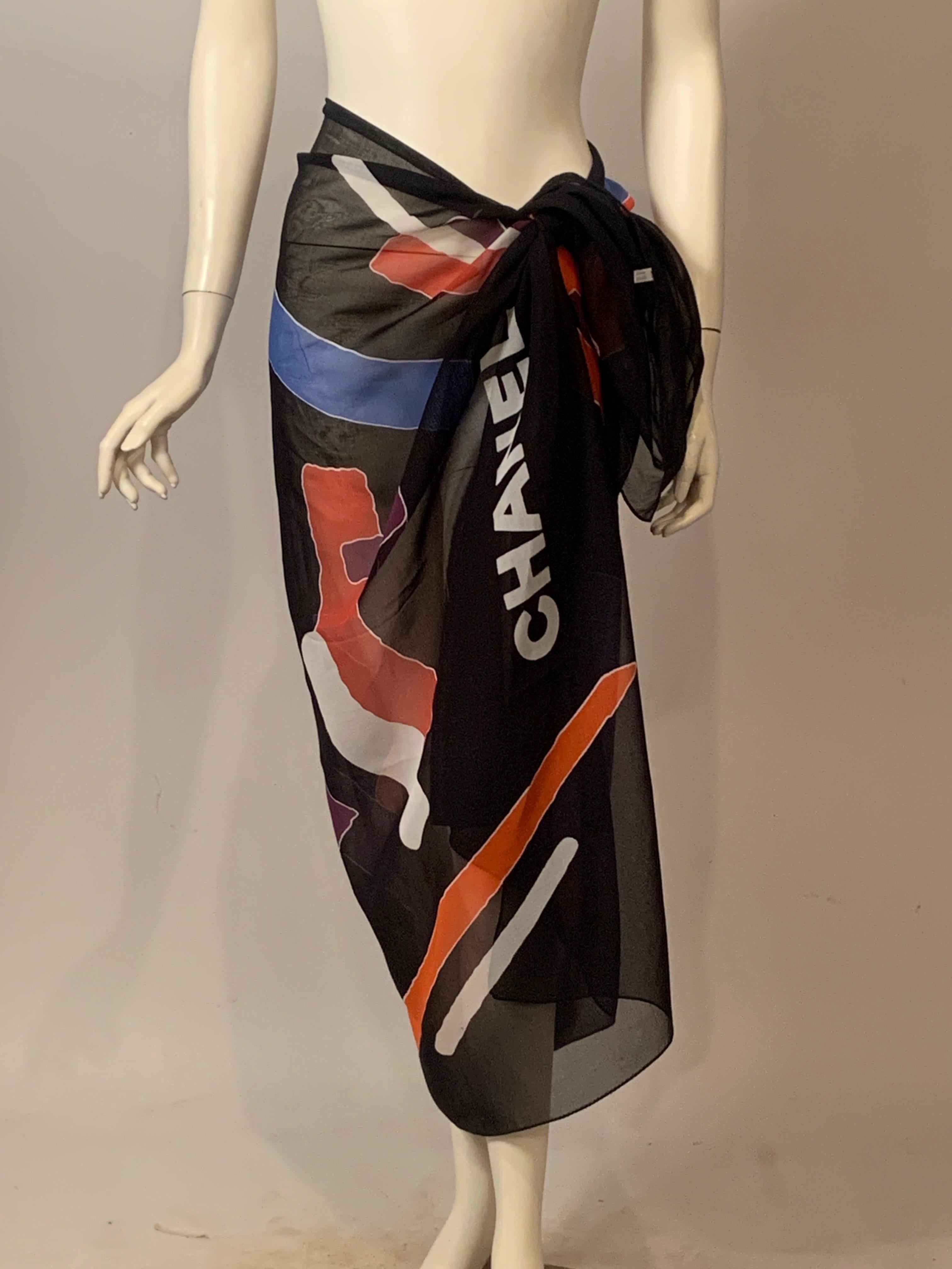 Scialle o pareo in cotone con grafica multicolore di Chanel mai indossato in vendita 1