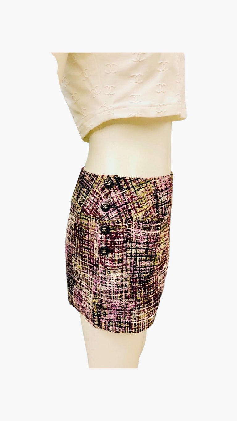 - Chanel multi-coloured tweed short from spring 1998 collection. 

- Two front slip pockets

- Four “CC” buttons closure on each side. 

- Size 40.

- 98% cotton, 2% nylon. 