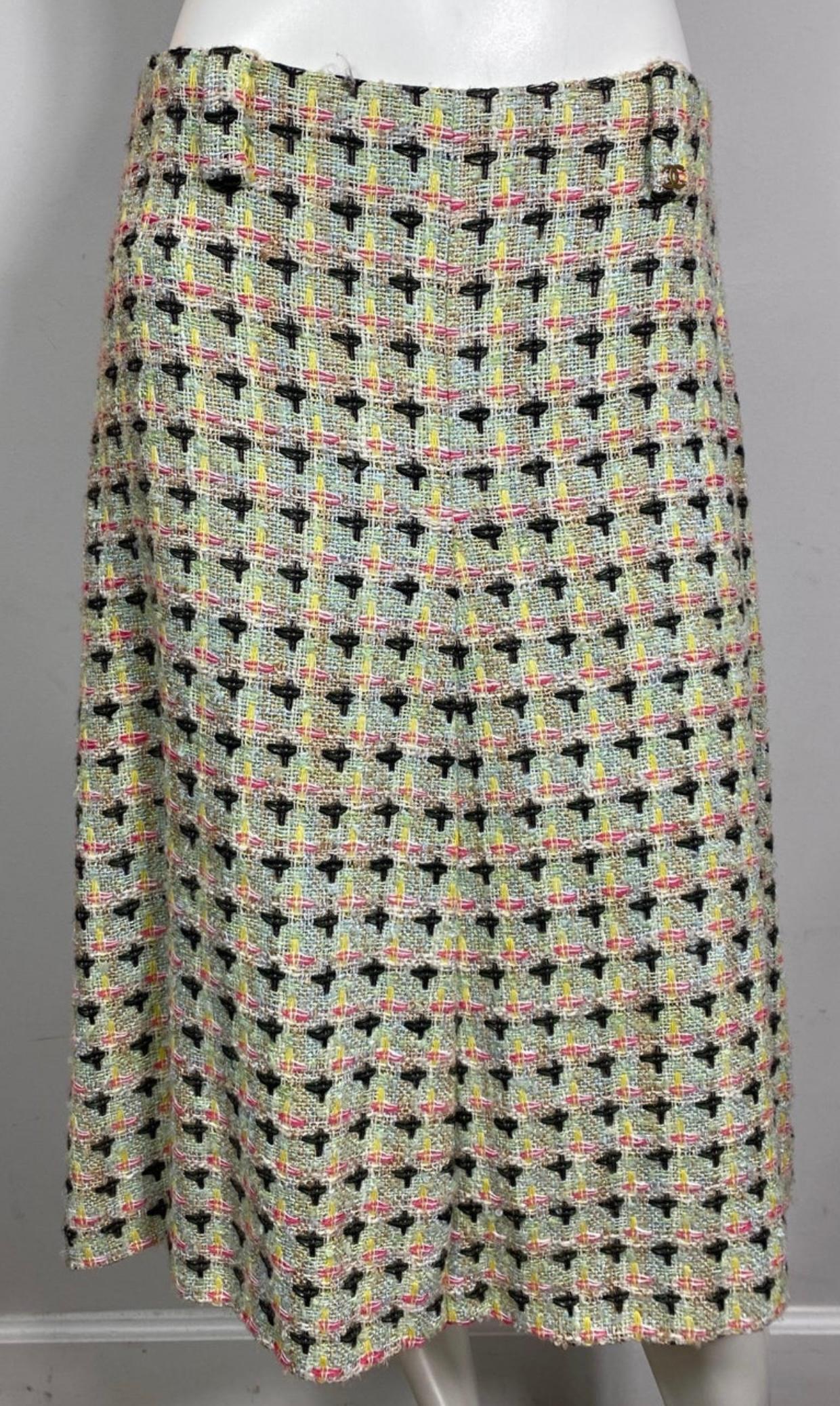 Chanel Jupe en tweed léger à motifs pastel - 40 - Printemps 2002 Cette pièce classique de Chanel a été présentée dans le look 26 lors du défilé de Chanel Printemps 2002. Cette jupe a des couleurs magnifiques pour le printemps. Il présente une coupe