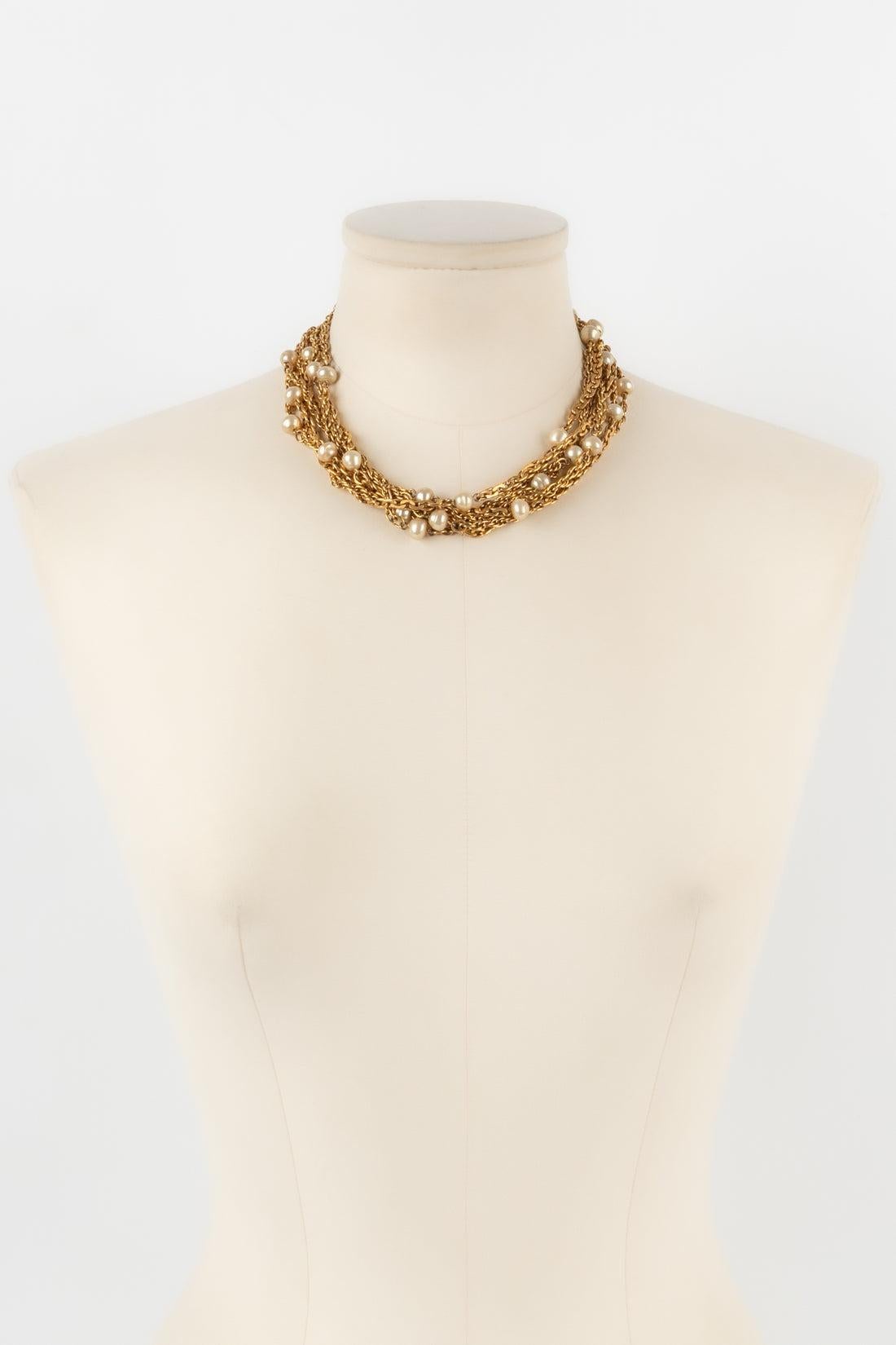 Chanel - Multi-row golden metal chain choker with costume pearls.

Additional information:
Condition: Very good condition
Dimensions: Length: 41 cm

Seller Reference: CB153
