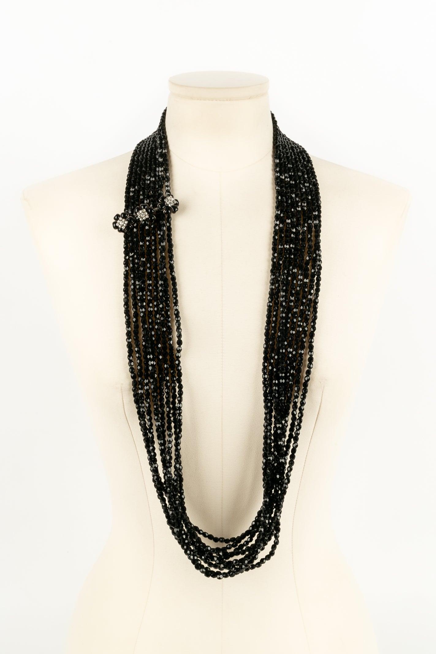 Chanel - (Made in France) Long multi-row necklace made of black glass beads and three camellias in glass paste. Fall-Winter 1995 collection.

Additional information: 
Dimensions: Length : 98 cm
Condition: Very good condition
Seller Ref number: CB115