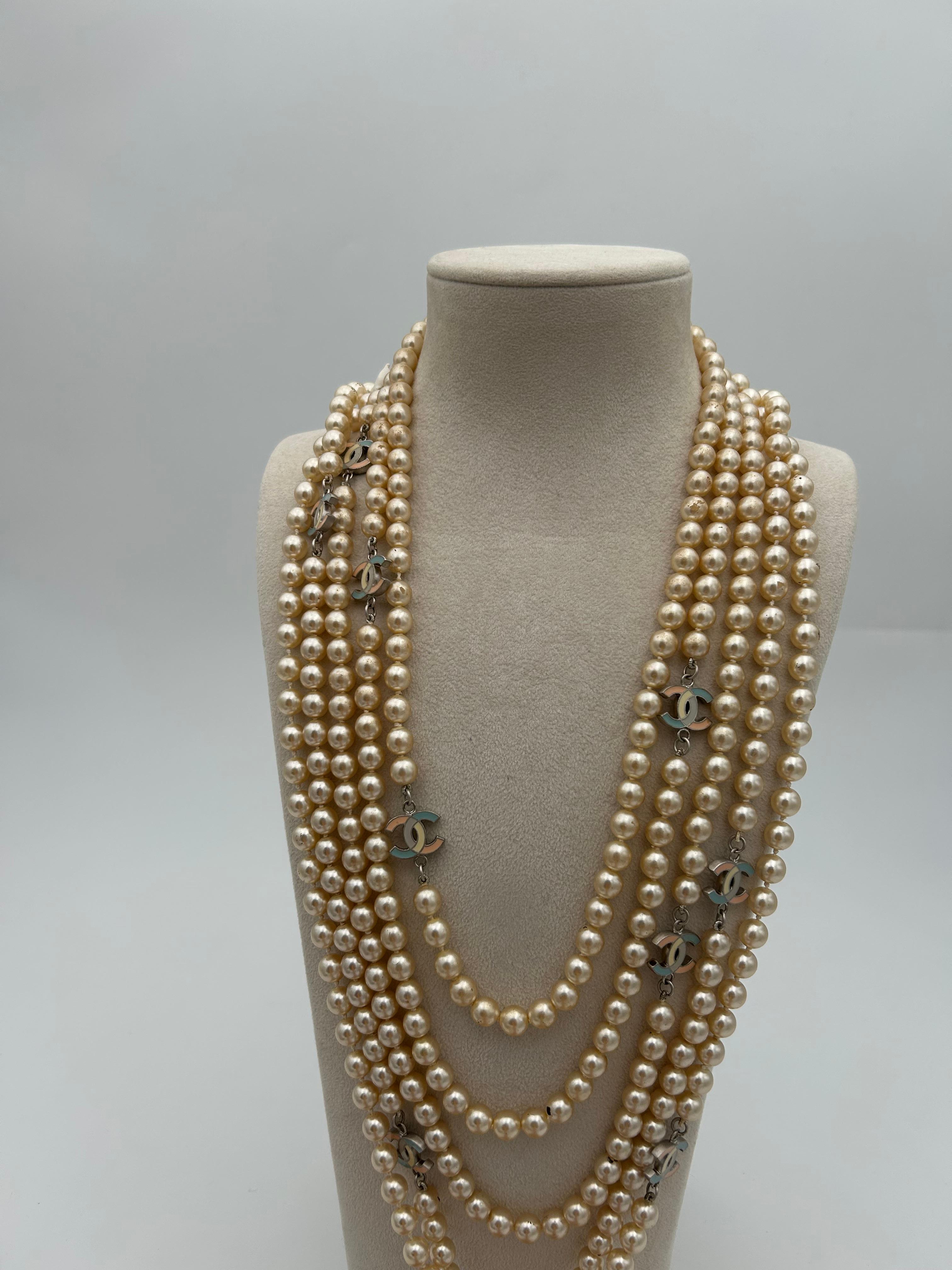 Chanel Mehrreihige Perlenkette 2005 im Zustand „Gut“ im Angebot in Palm Beach, FL
