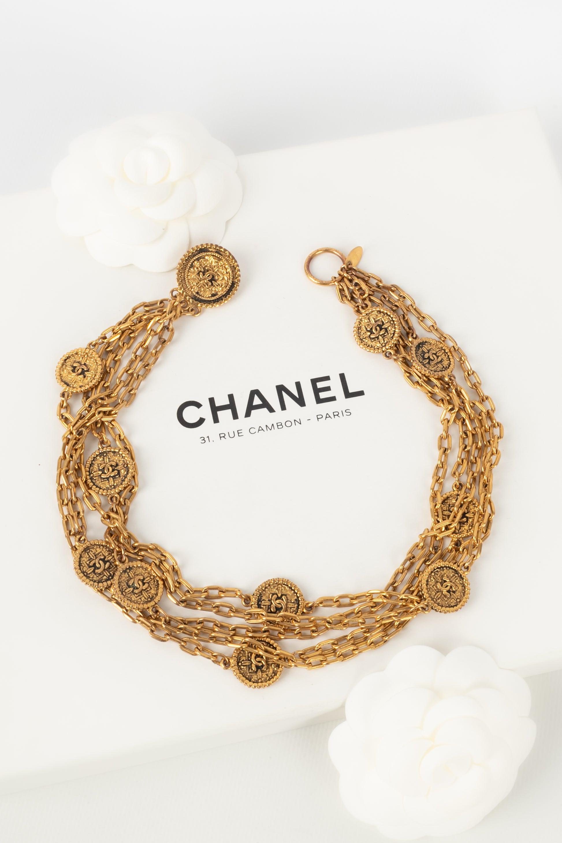 Chanel - (Made in France) Multi-row short necklace with golden metal chains and medallions.

Additional information:
Condition: Very good condition
Dimensions: Length: 40 cm

Seller Reference: CB190

