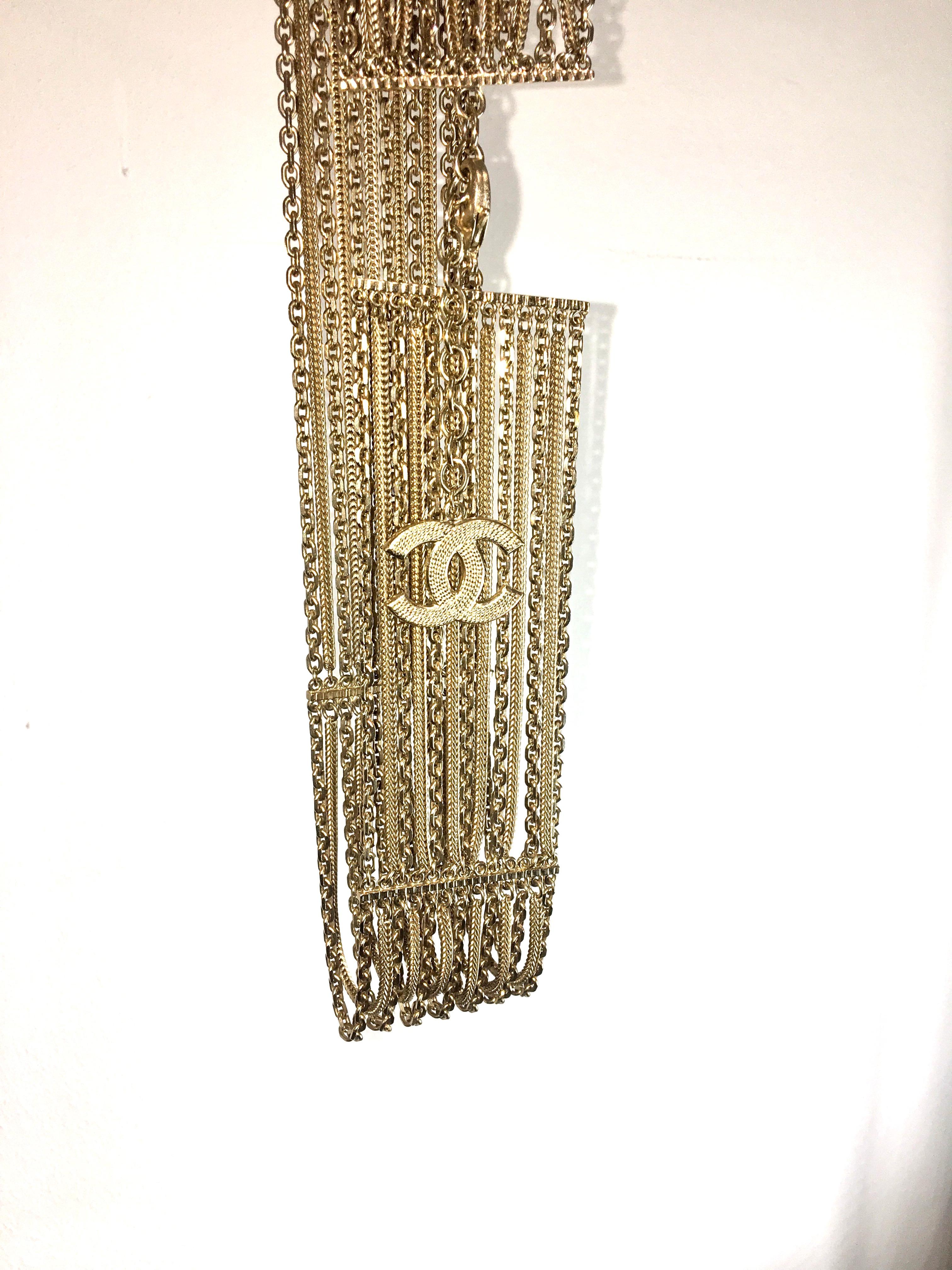 Have a very touch of glam with this Chanel multi chain gold belt.
Measure 76 cm.
19 metal chains.