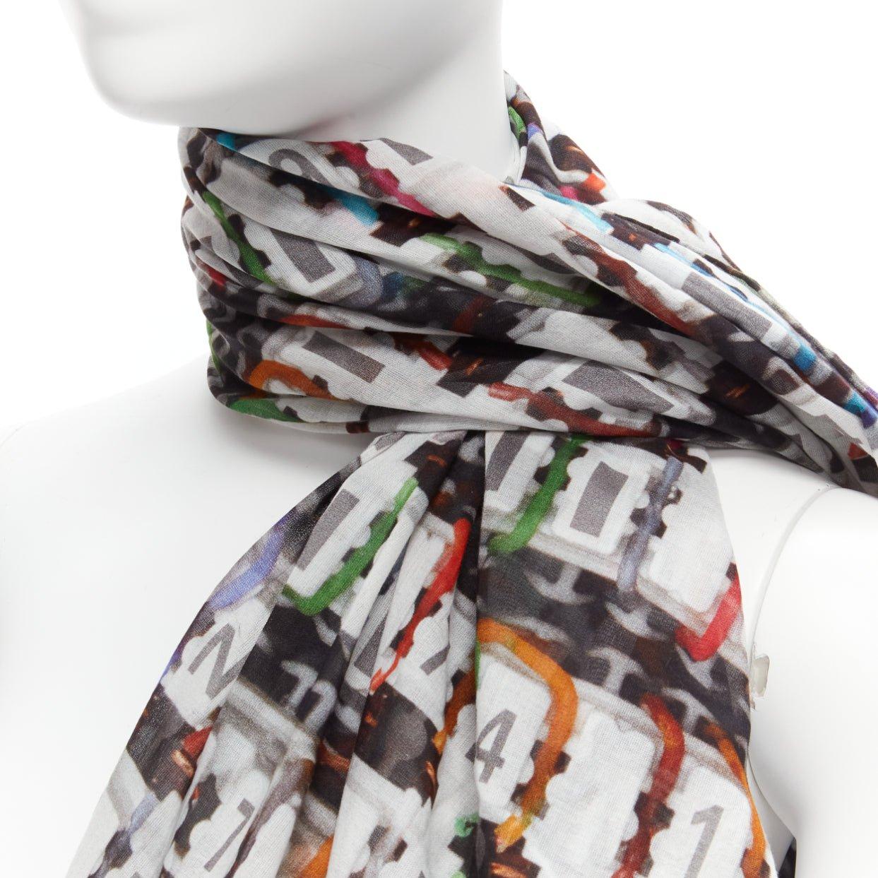 Sciarpa Chanel multicolore 100% cotone con stampa del logo CC e del numero del centro dati
Riferimento: KEDG/A00262
Marchio: Chanel
Designer: Karl Lagerfeld
Materiale: Cotone
Colore: Multicolore
Modello: Stampa fotografica
Prodotto in: