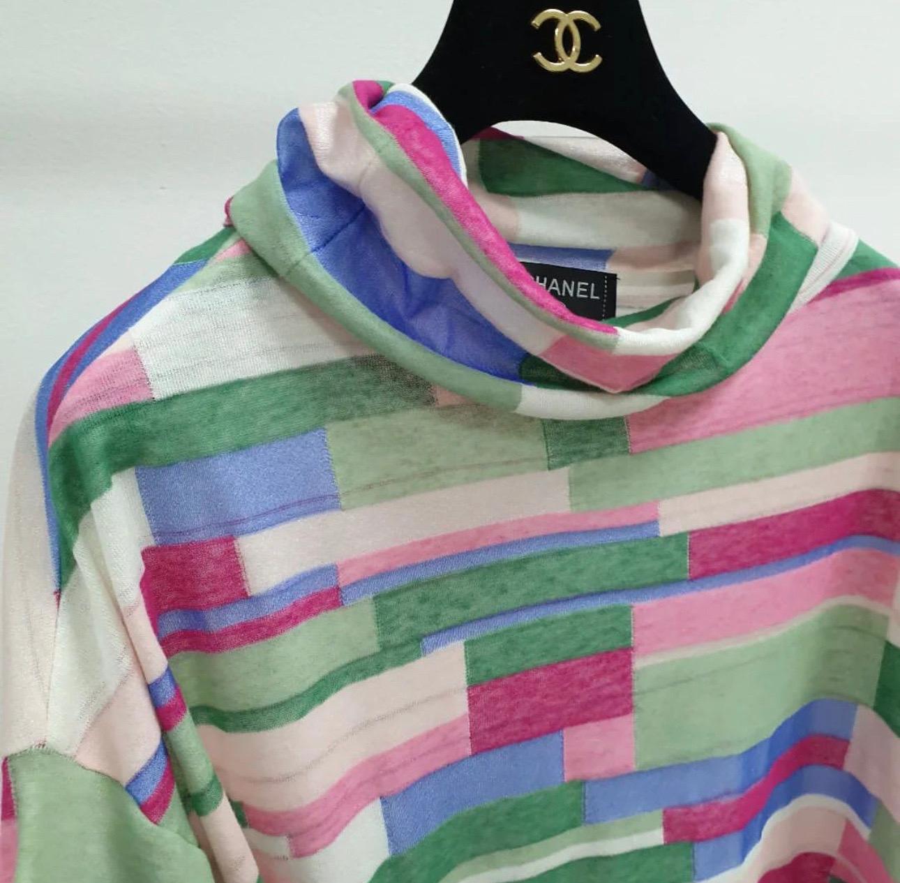 Chanel Mehrfarbiges abstrakt bedrucktes Rollkragenpullover-Oberteil aus Strick (Grau) im Angebot