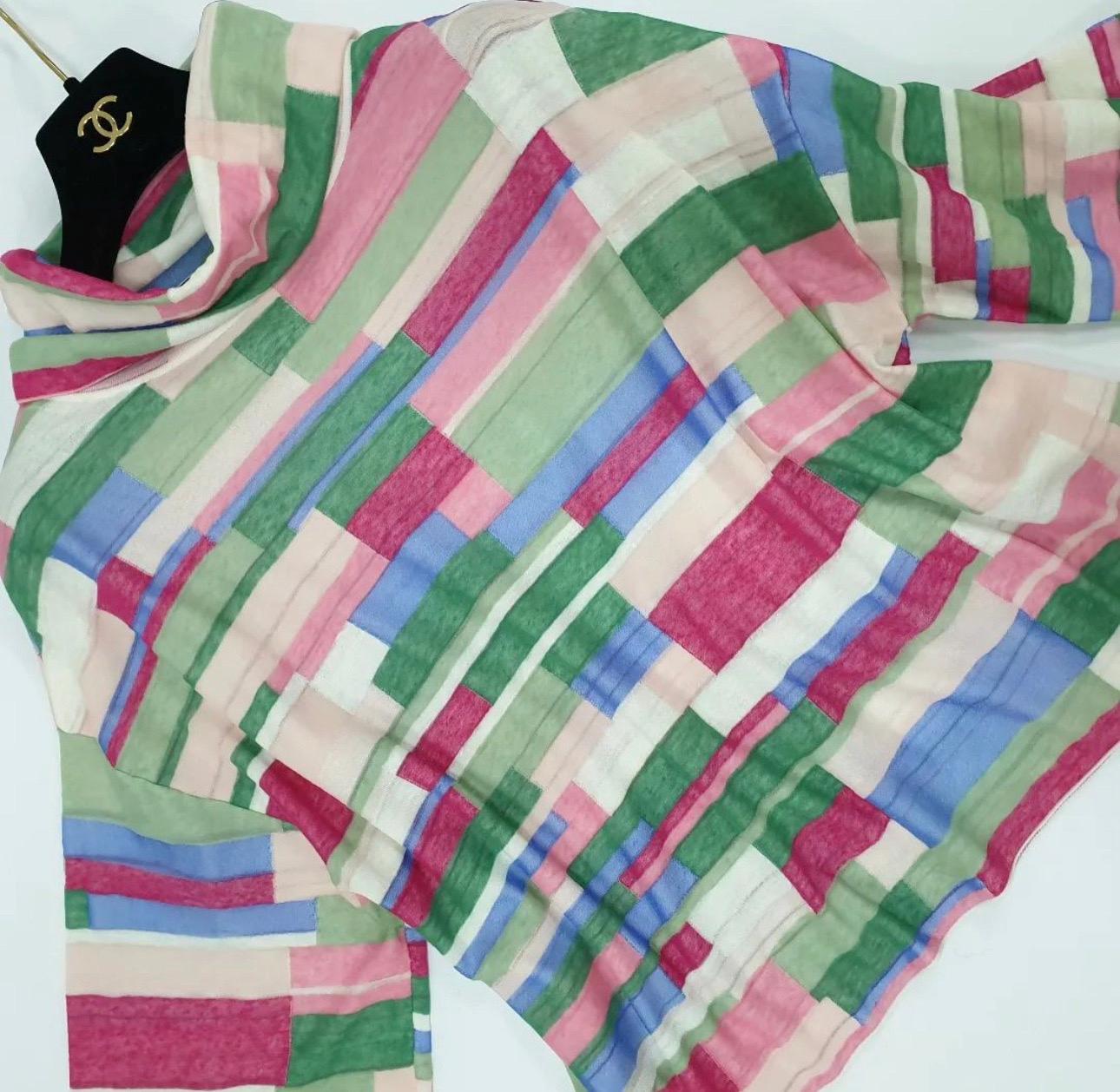 Chanel Mehrfarbiges abstrakt bedrucktes Rollkragenpullover-Oberteil aus Strick im Angebot 3