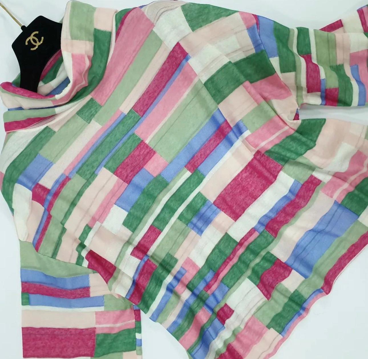 Dieses elegante Chanel-Oberteil mit seinem raffinierten Design wird nie aus der Mode kommen.
Das mehrfarbige Oberteil mit Rollkragensilhouette wurde aus Leinen- und Baumwollstrick gefertigt. Es hat lange Ärmel, einen abstrakten Print und eine