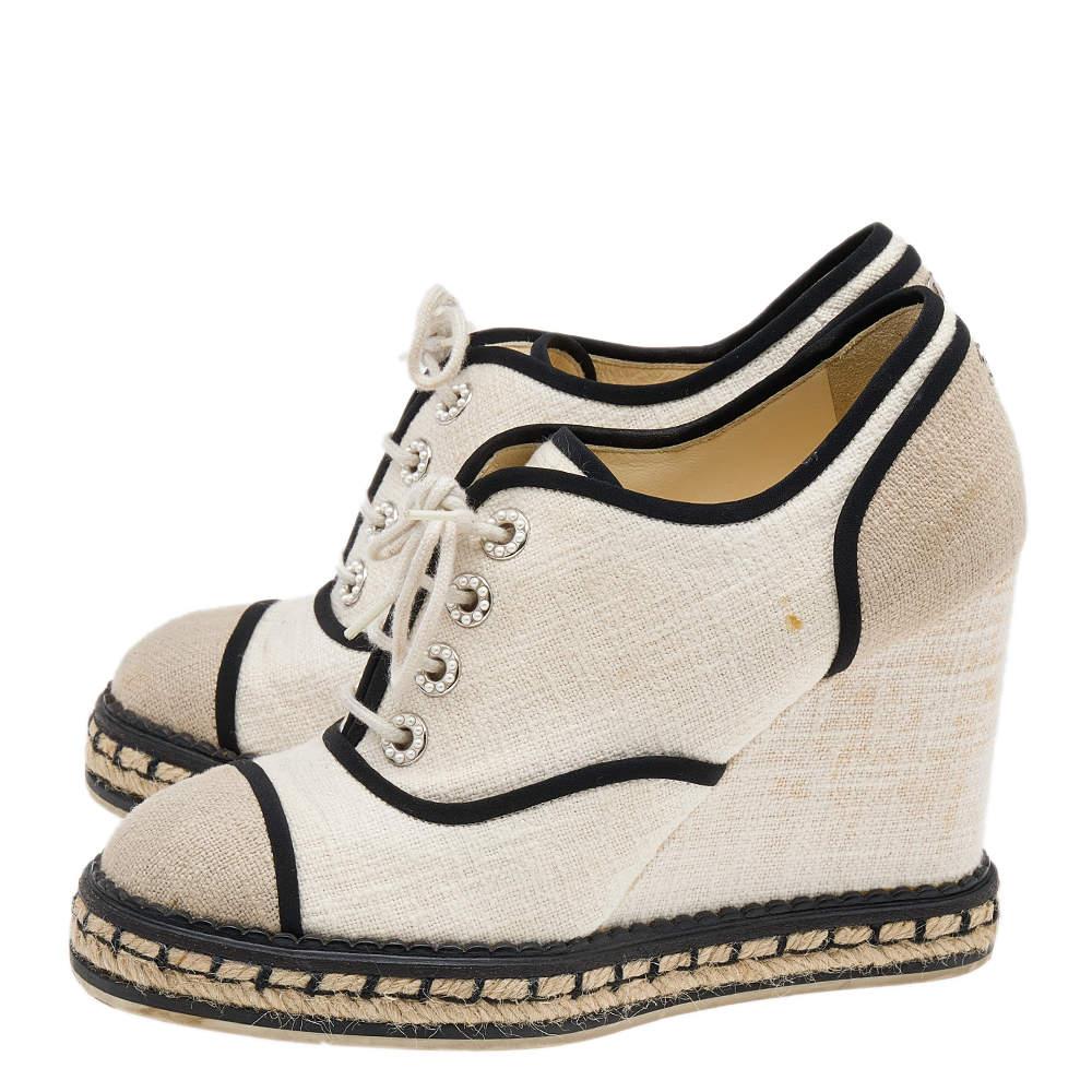 These sneakers from Chanel are both stylish and comfortable! They are crafted from canvas and designed in a round-toe silhouette. They are equipped with lace-ups and stand tall on 10 cm wedge heels.

