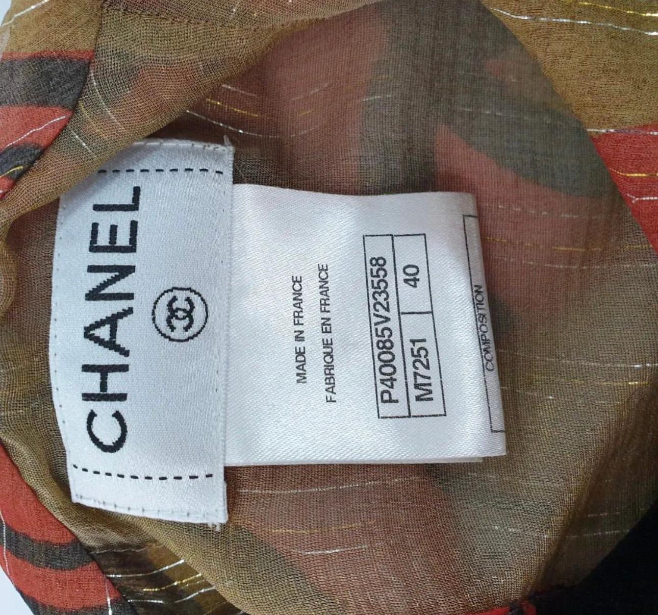 Chanel Mehrfarbige CC Logo-Seidenbluse mit Logo im Angebot 1