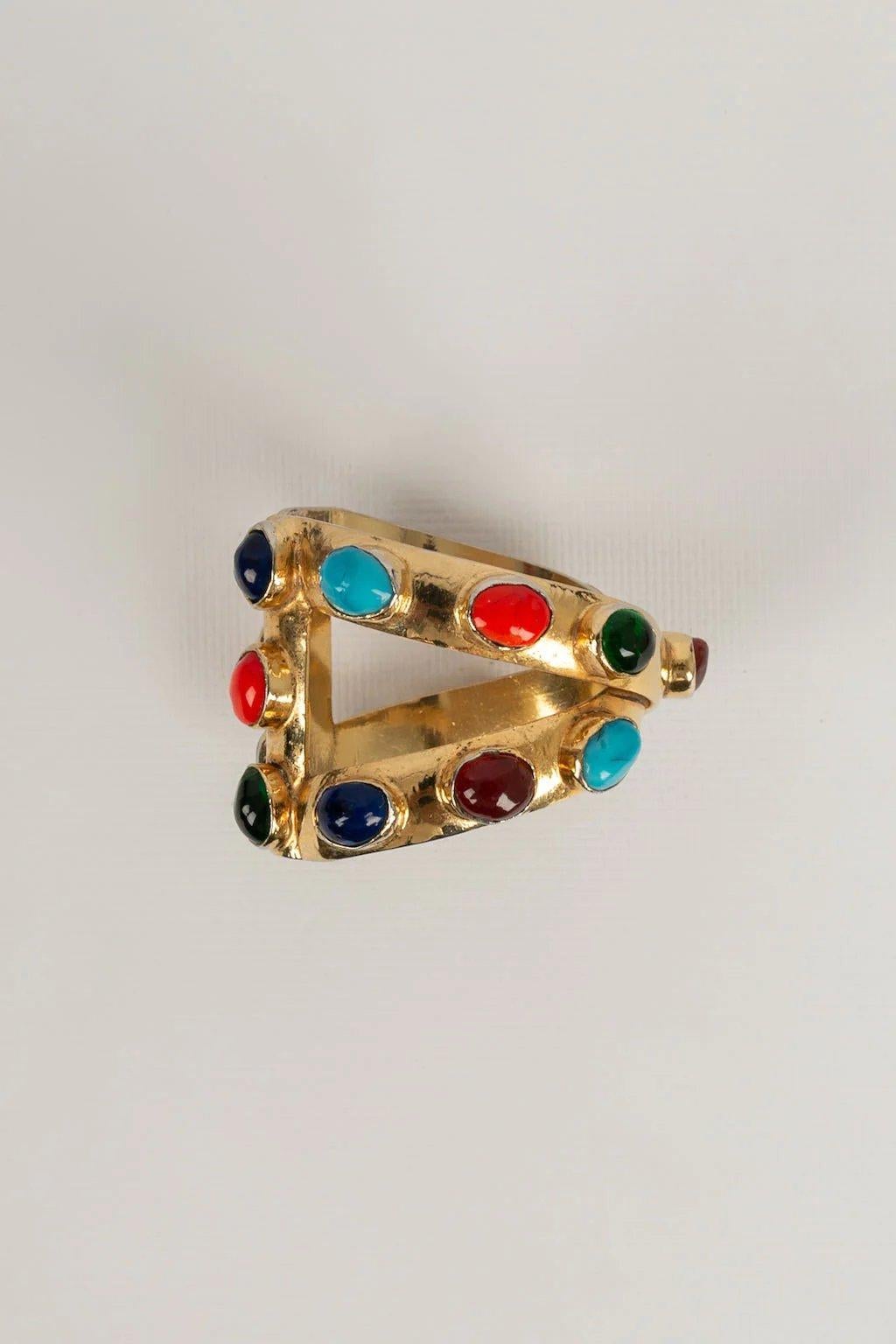 Chanel -(Made in France) Gold-plated metal cuff paved with multicolor cabochons.

Additional information:
Dimensions: Circumference: 15 cm 
Opening: 2.5 cm 
Height: 4.5 cm
Condition: Very good condition
Seller Ref number: BRAB40