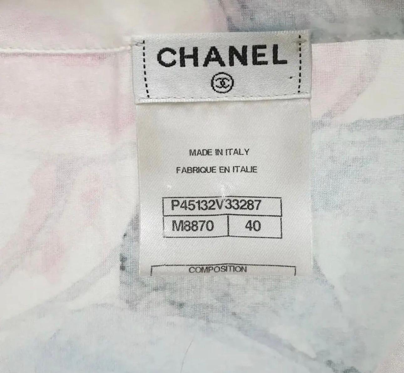 Chanel Mehrfarbige Bluse aus Baumwolle mit Blumendruck und Rüschen  (Grau) im Angebot