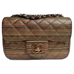 Chanel Mehrfarbige gewebte Mini-Klappentasche aus Gold mit Metallic Raffia