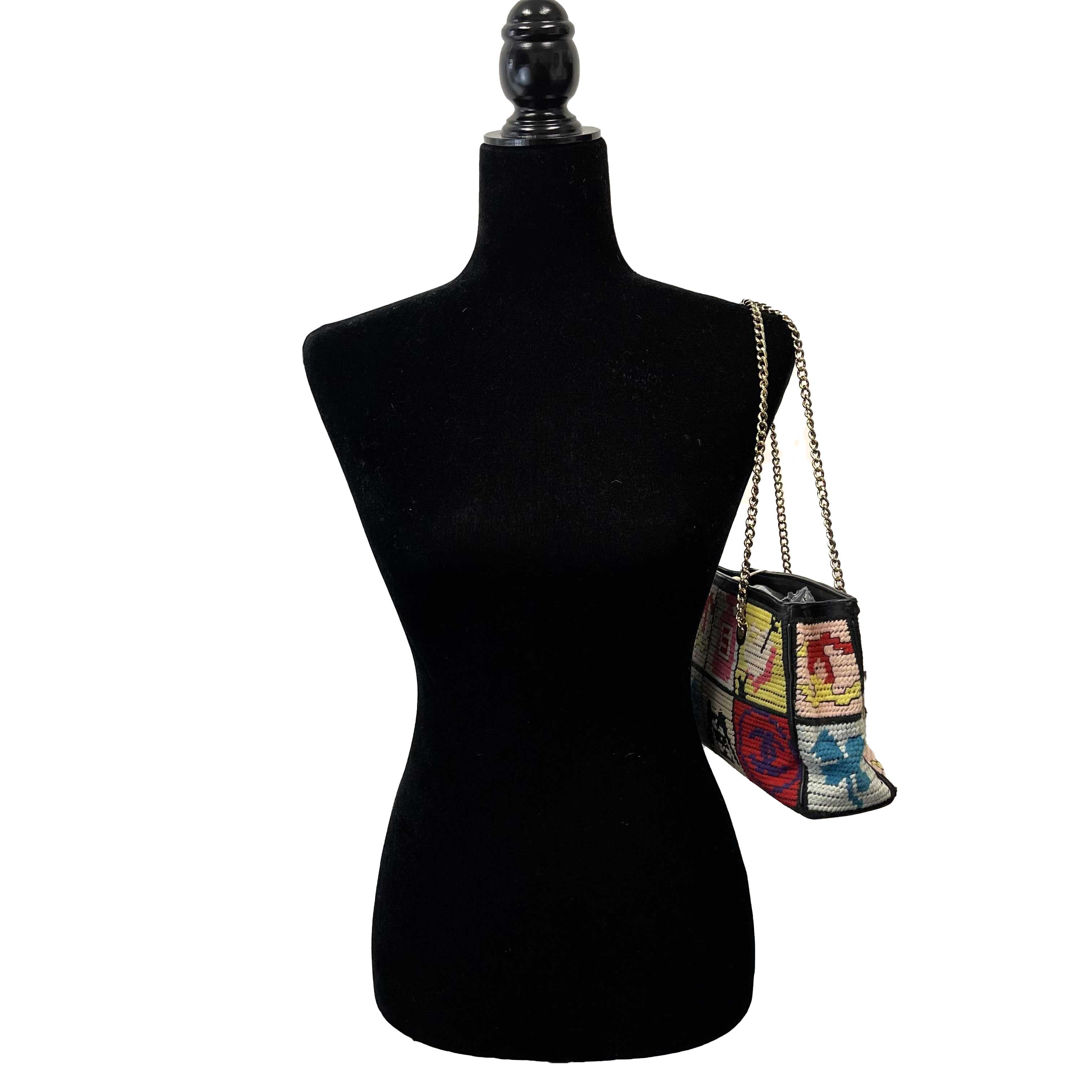Women's CHANEL - Multicolor Knit Needlepoint Patchwork CC Shoulder Bag For Sale