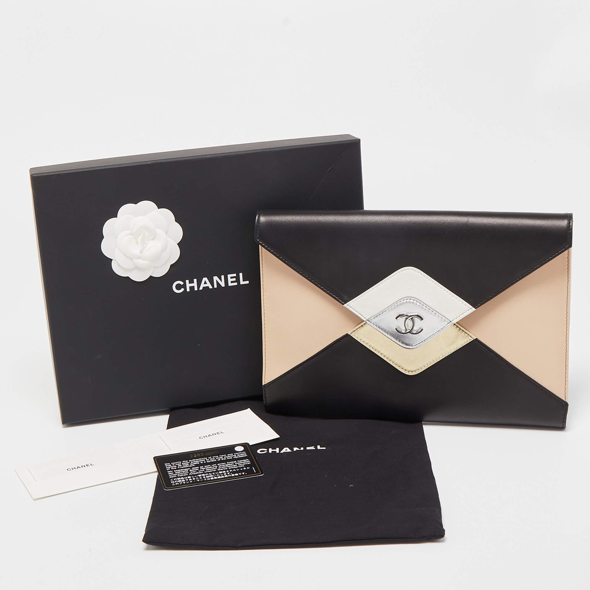 Die Chanel Clutch ist ein exquisites Accessoire. Sie ist aus hochwertigem Leder gefertigt und zeigt das kultige CC-Logo, das mit einem lebhaften mehrfarbigen Muster verziert ist. Mit ihrem schlanken, kompakten Design ist sie perfekt geeignet, um