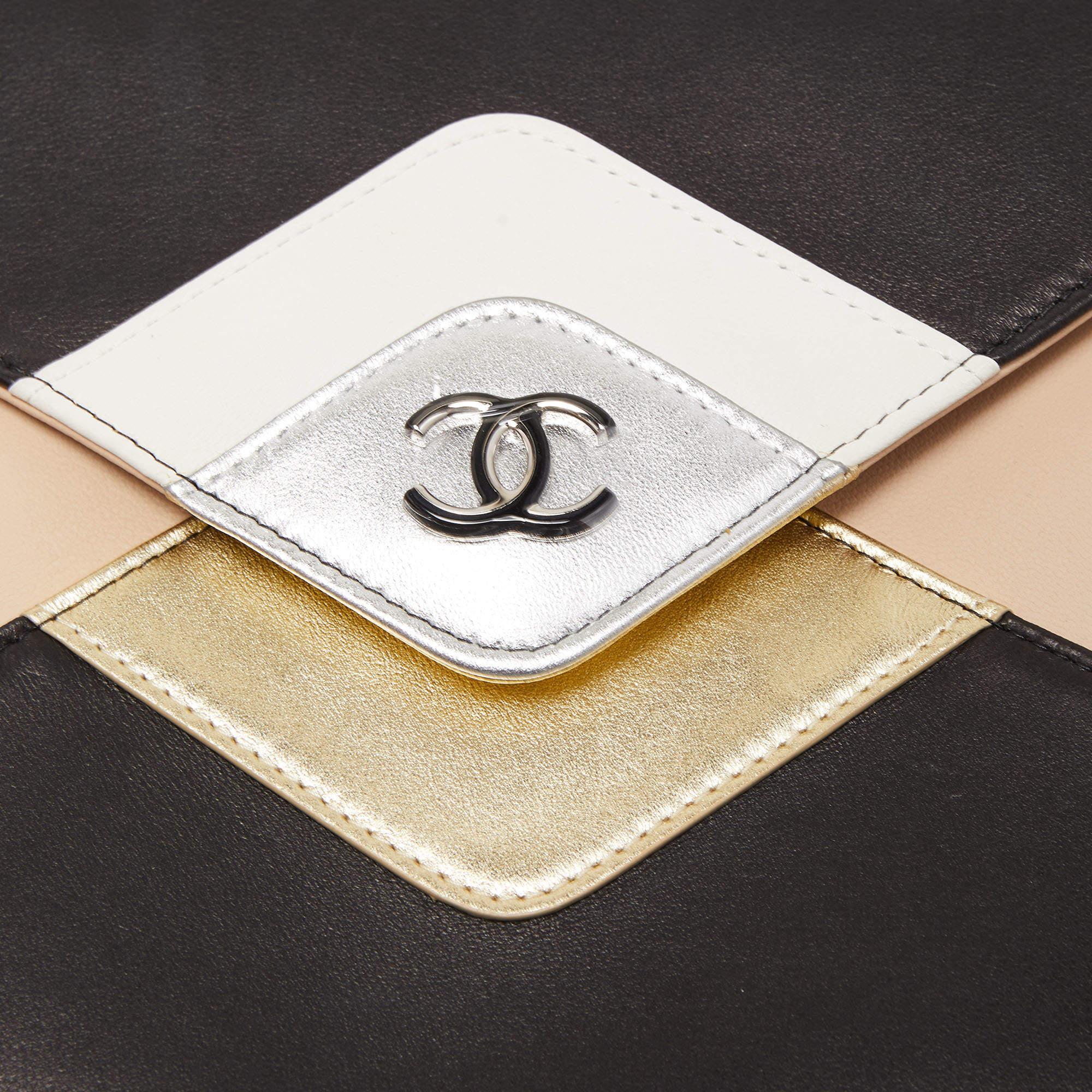 Chanel Mehrfarbige CC Clutch aus Leder im Zustand „Neu“ im Angebot in Dubai, Al Qouz 2